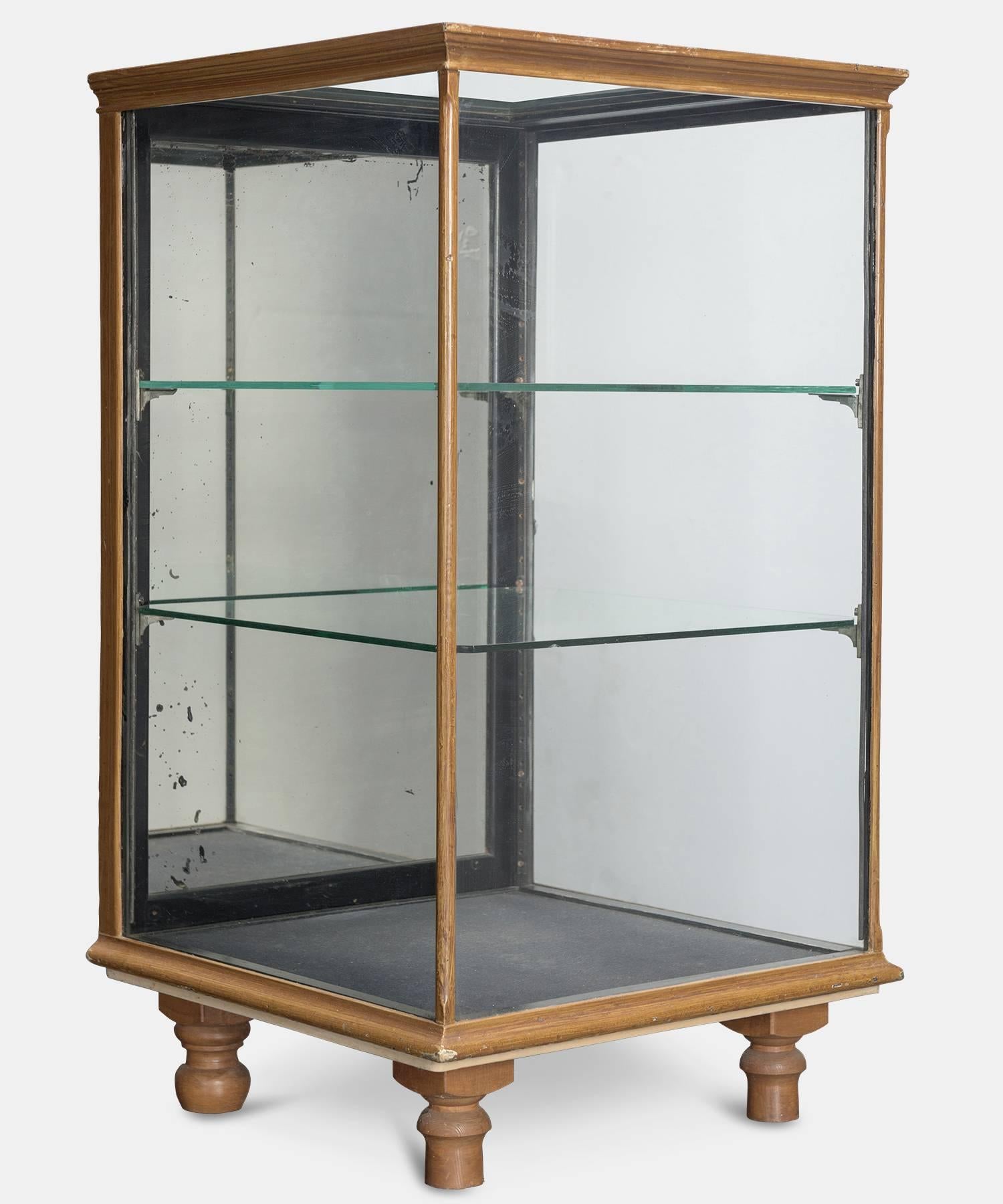 Small Mahogany Display Cabinet, England, circa 1930

Mahogany construction with original mirrored back and two glass shelves, on handsome turned legs.