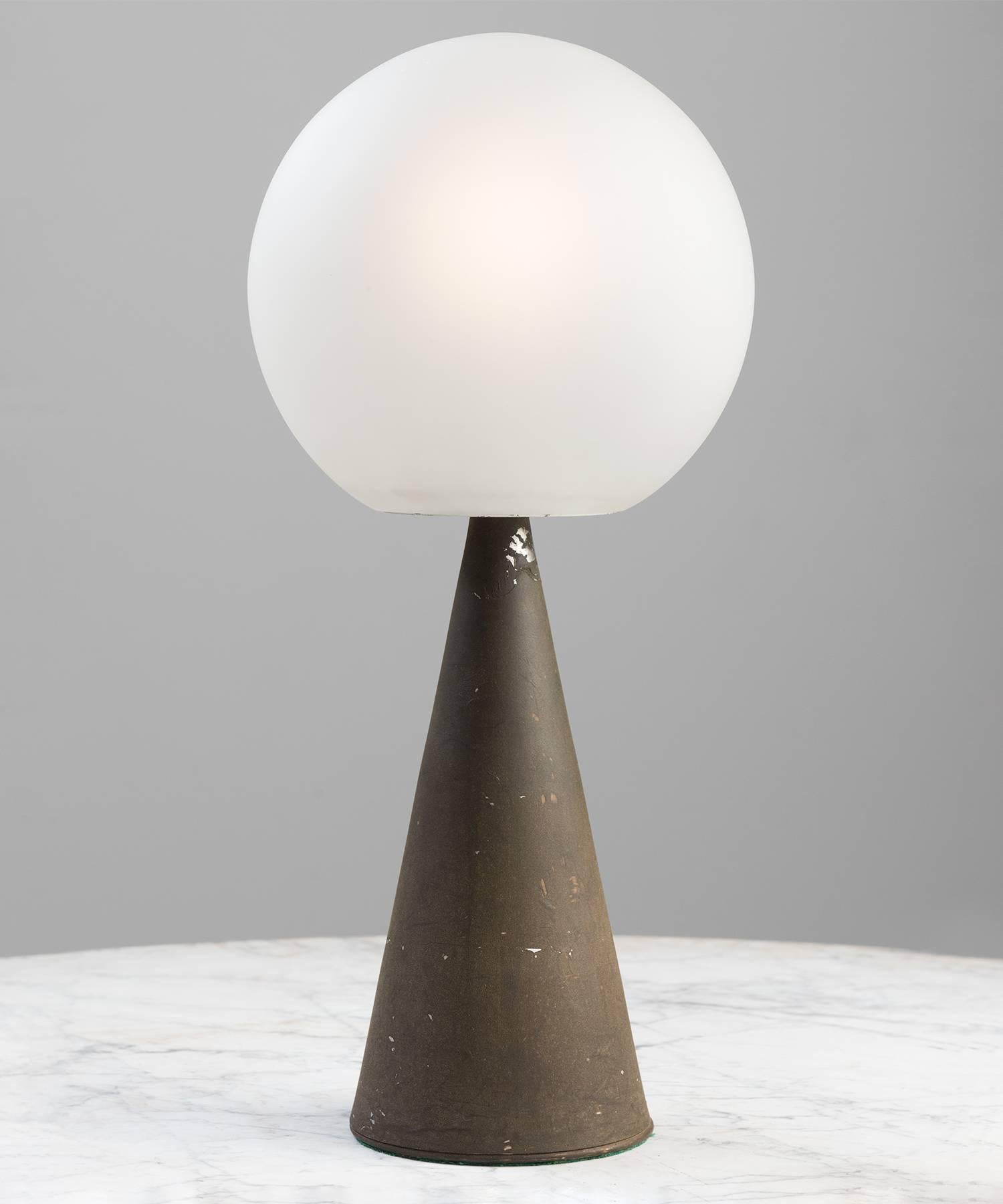 Model 2474 “Bilia” table lamp, designed by Gio Ponti and manufactured by Fontana Arte in 1968. 

Painted aluminium base in original finish with opal glass globe.