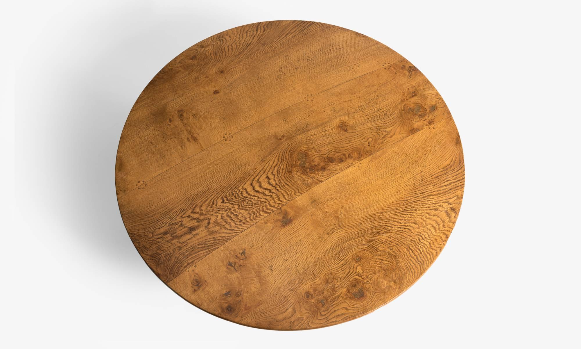 Round Oak Dining Table, circa 1930 In Good Condition In Culver City, CA
