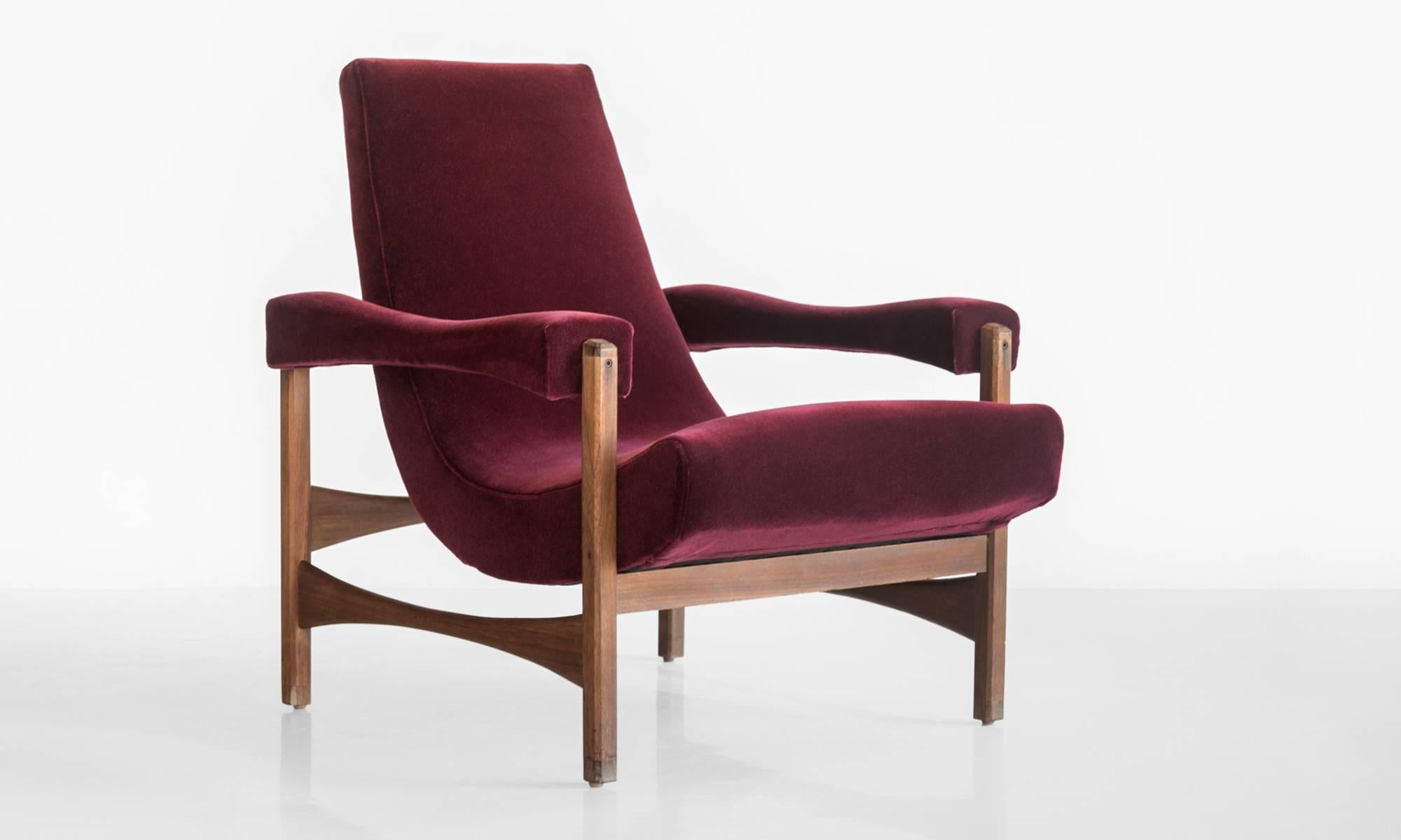 Italian sling arm lounge chair, made in Italy, circa 1960.

Newly upholstered in Burgundy Alpaca Velvet by Maharam.