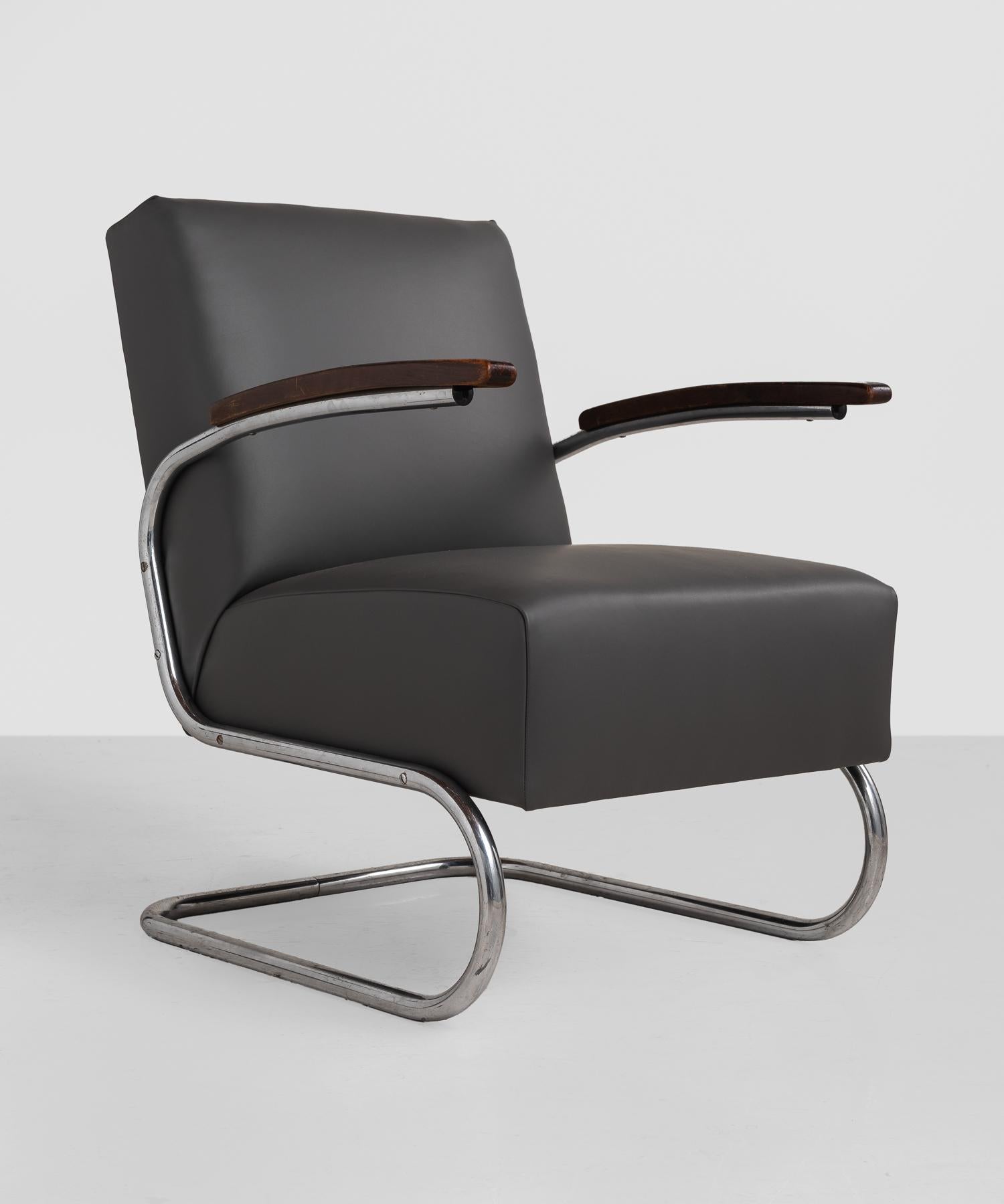 Thonet modern leather armchair, Germany, circa 1930.

Model SS41 Thonet armchair, newly reupholstered in proper leather by Maharam. Cantilever frame in chromed steel with wooden armrests.

Measures: 27.5
