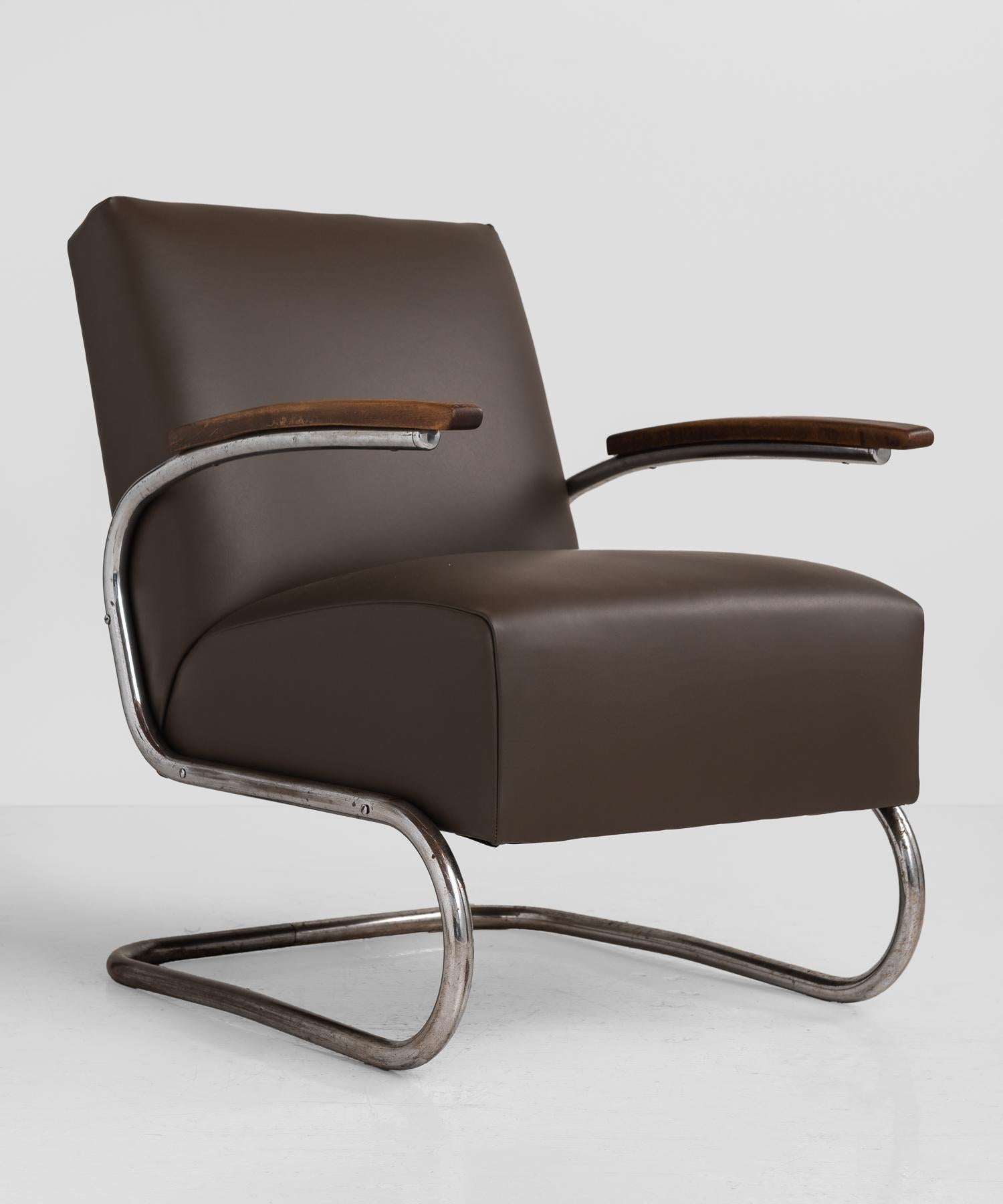 Thonet modern leather armchair, Germany, circa 1930

Model SS41 Thonet armchair, newly reupholstered in Urbane leather by Maharam. Cantilever frame in chromed steel with wooden armrests.

Measures: 27.5