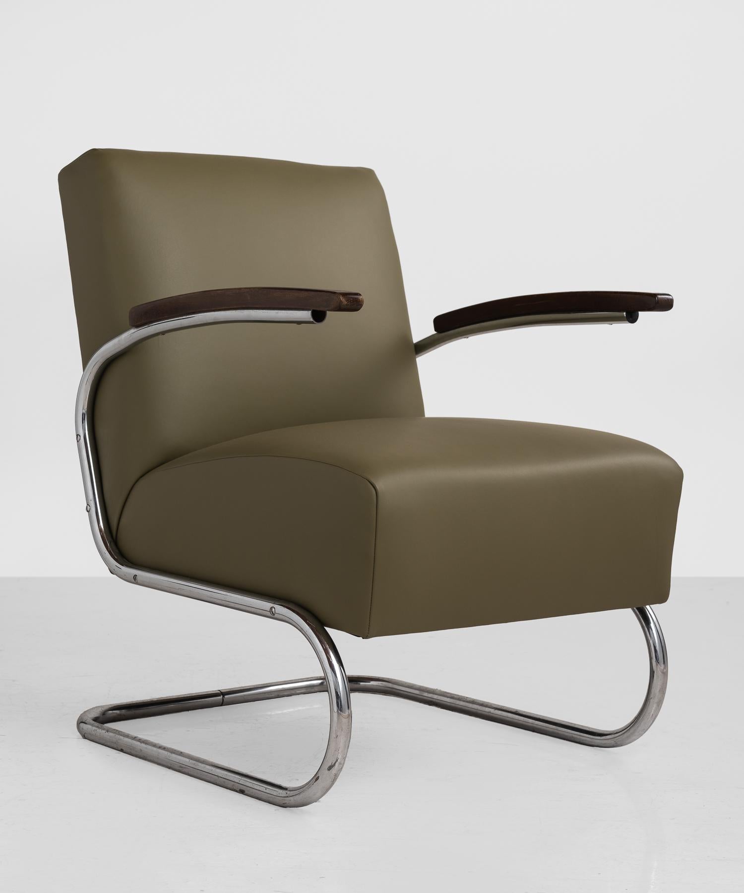 Thonet modern leather armchair, Germany, circa 1930.

Model SS41 Thonet armchair, newly reupholstered in Bushel leather by Maharam. Cantilever frame in chromed steel with wooden armrests.

Measures: 27.5