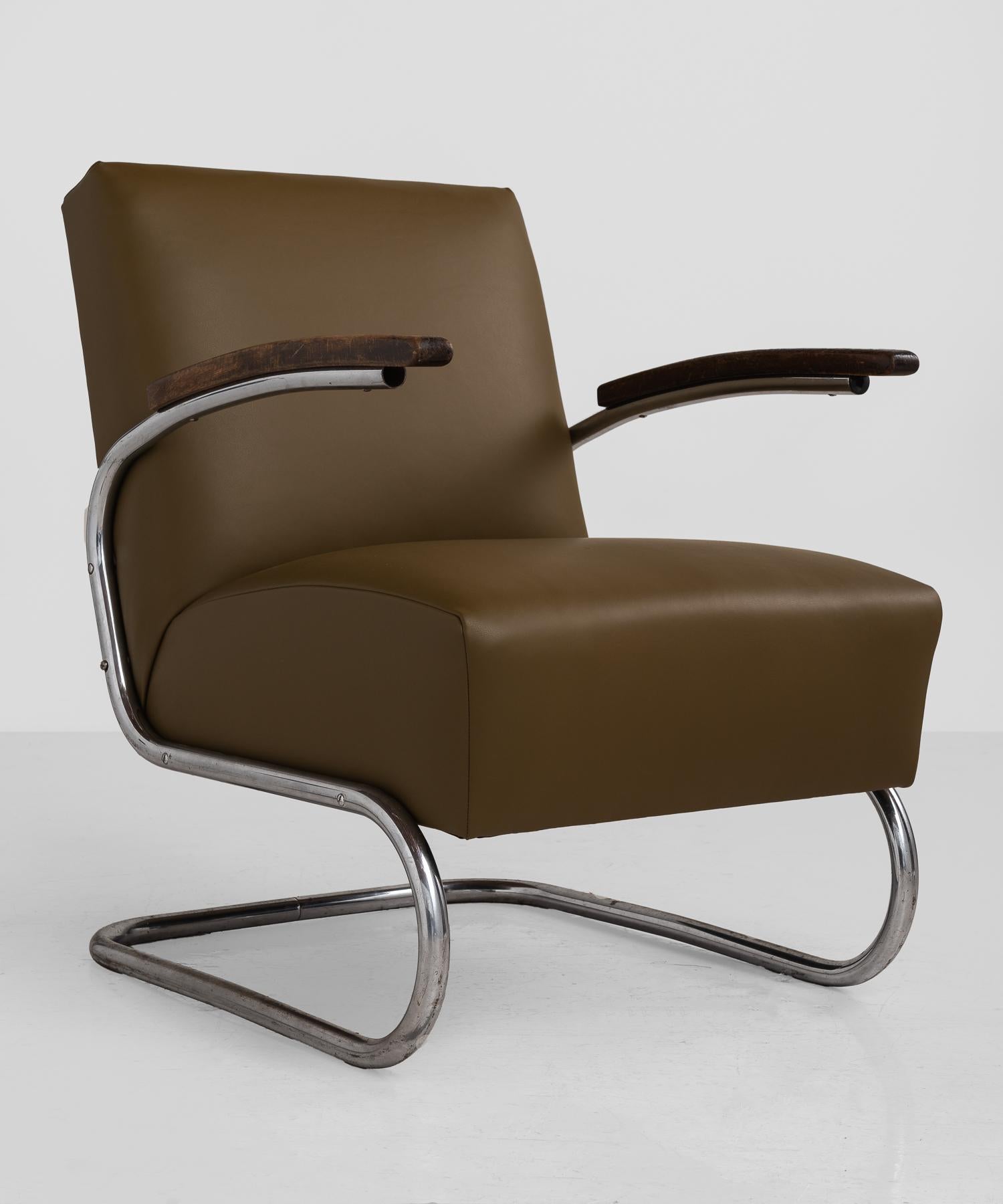 Thonet modern leather armchair, Germany, circa 1930.

Model SS41 Thonet armchair, newly reupholstered in woodrose leather by Maharam. Cantilever frame in chromed steel with wooden armrests.

Measures: 27.5