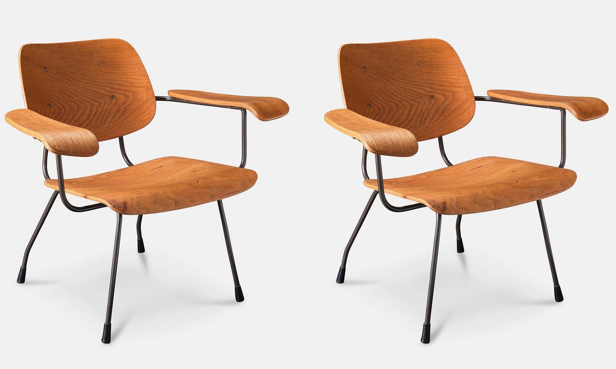 Pair of Tjerk Reijenga Model 8000 Lounge Chairs, Netherlands, circa 1962

Model 8000 lounge chairs, with teak plywood seat and back, supported by brown lacquered metal frame. 

Designed by Tjerk Reijenga for Pilastro in 1962.