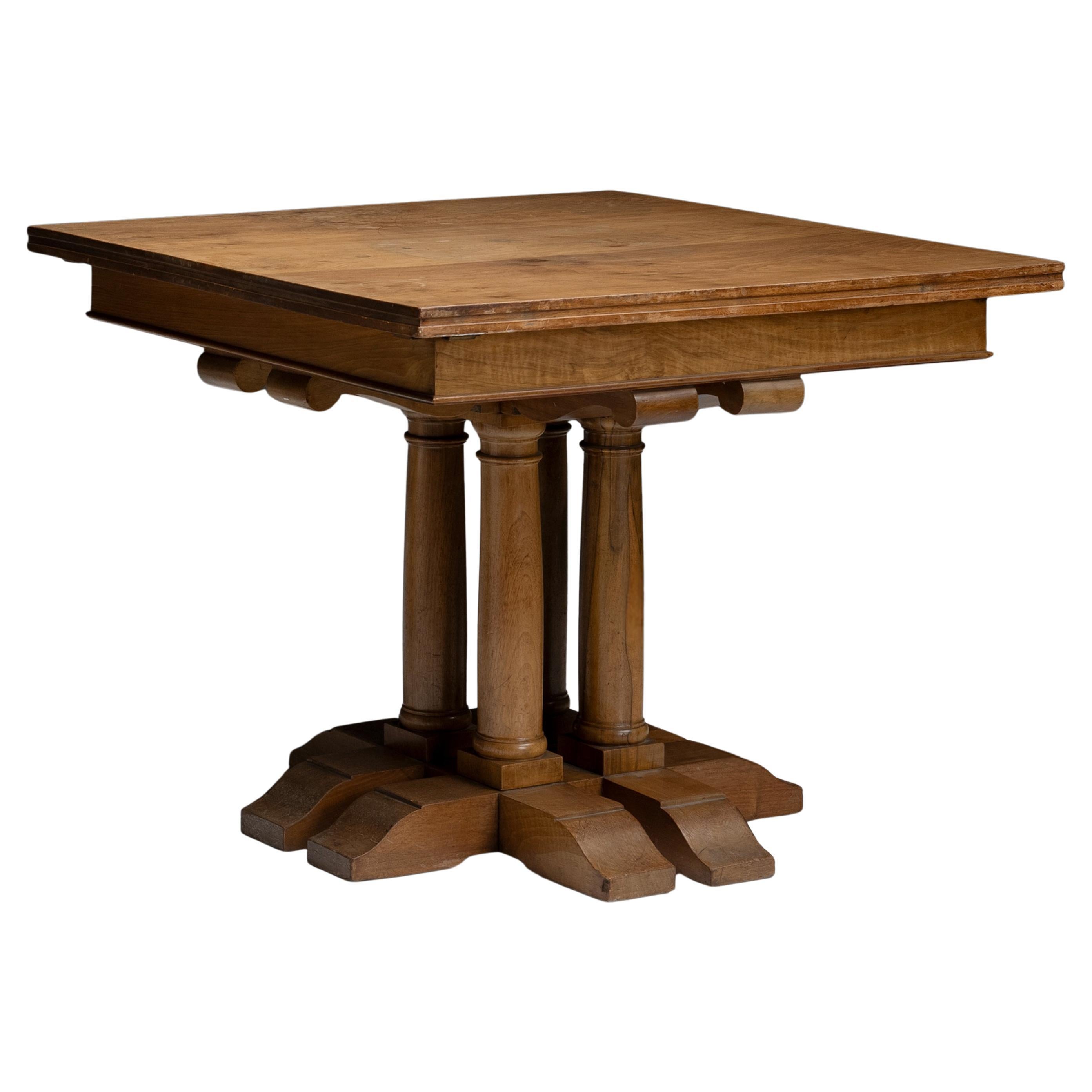 Table centrale en noyer, Angleterre vers 1950 en vente