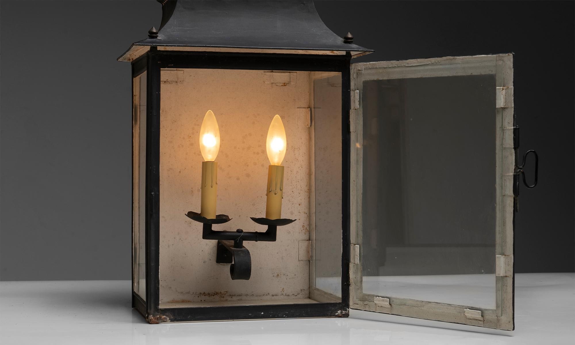 Frankreich, 1890
Schwarz lackierte Laternen, die von Gas auf Strom umgestellt wurden.
13,5 