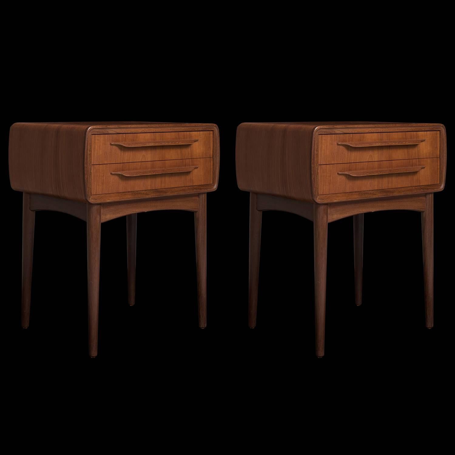 Johannes Andersen teak nightstand, circa 1960.

Bedside table with two drawers. Beautiful form.