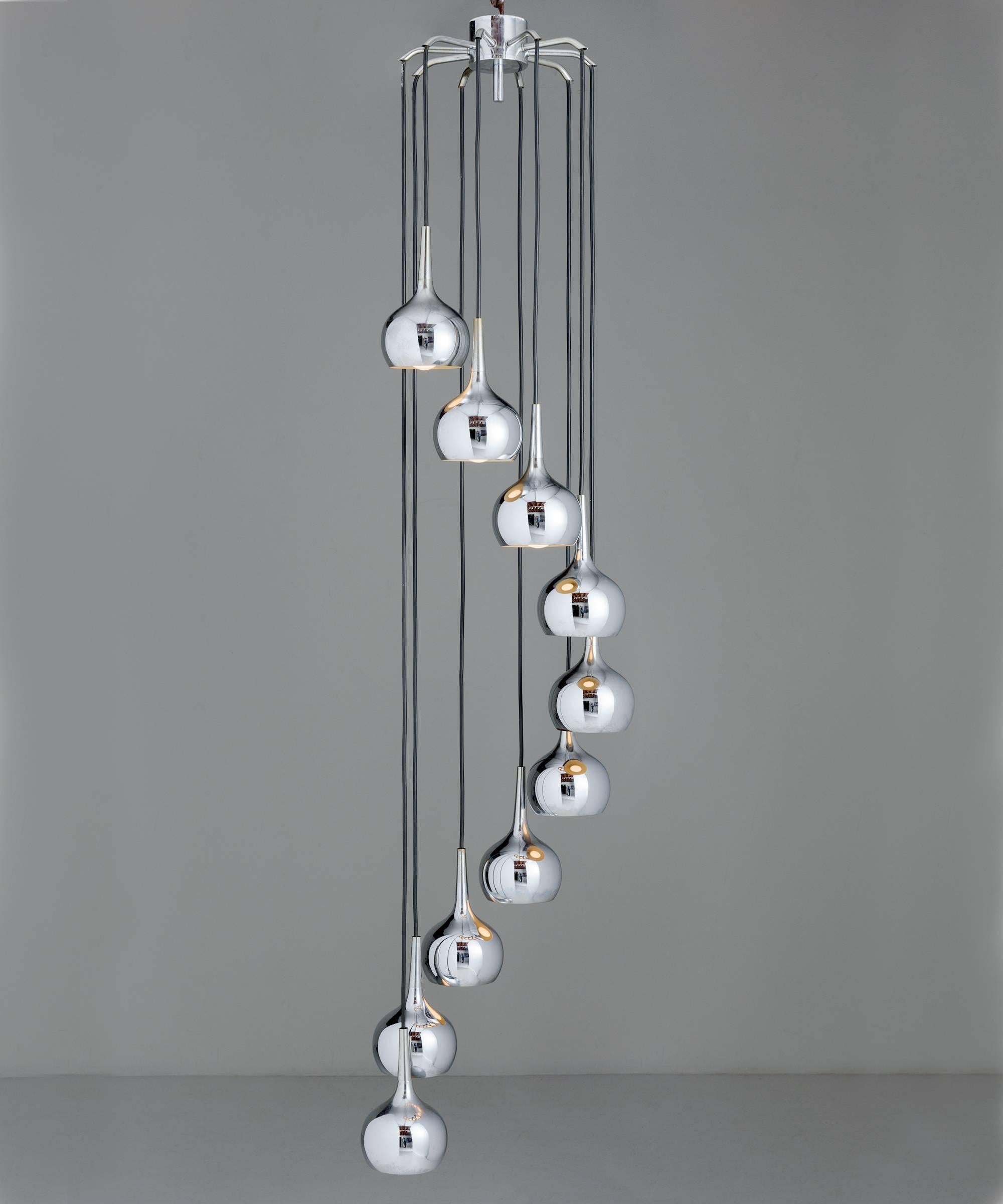 Chrome suspension chandelier, circa 1970.

Beautiful cascading form with ten fluted chrome pendants.