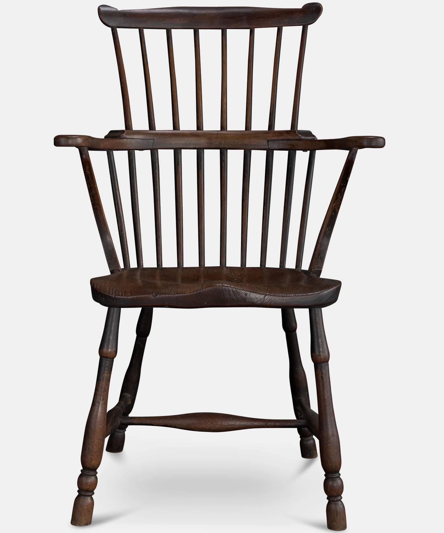 Pair of Elm Comb-Back Windsor Armchairs, circa 1780 In Good Condition In Culver City, CA