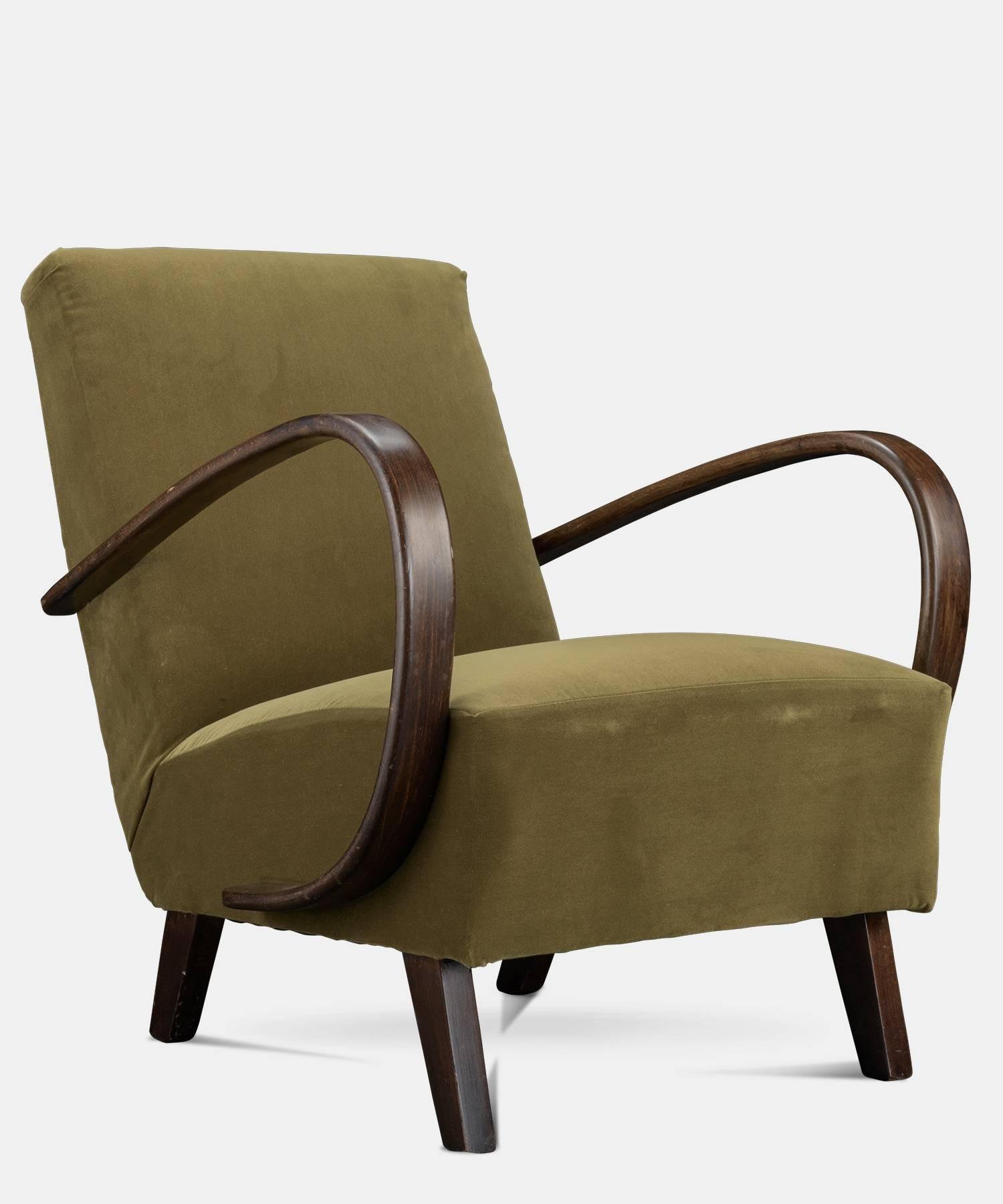 Jindrich Halabala velvet and bentwood modern armchair, circa 1930.

Newly reupholstered in period velvet with bentwood arms. Manufactured by Spojene UP Zabody.