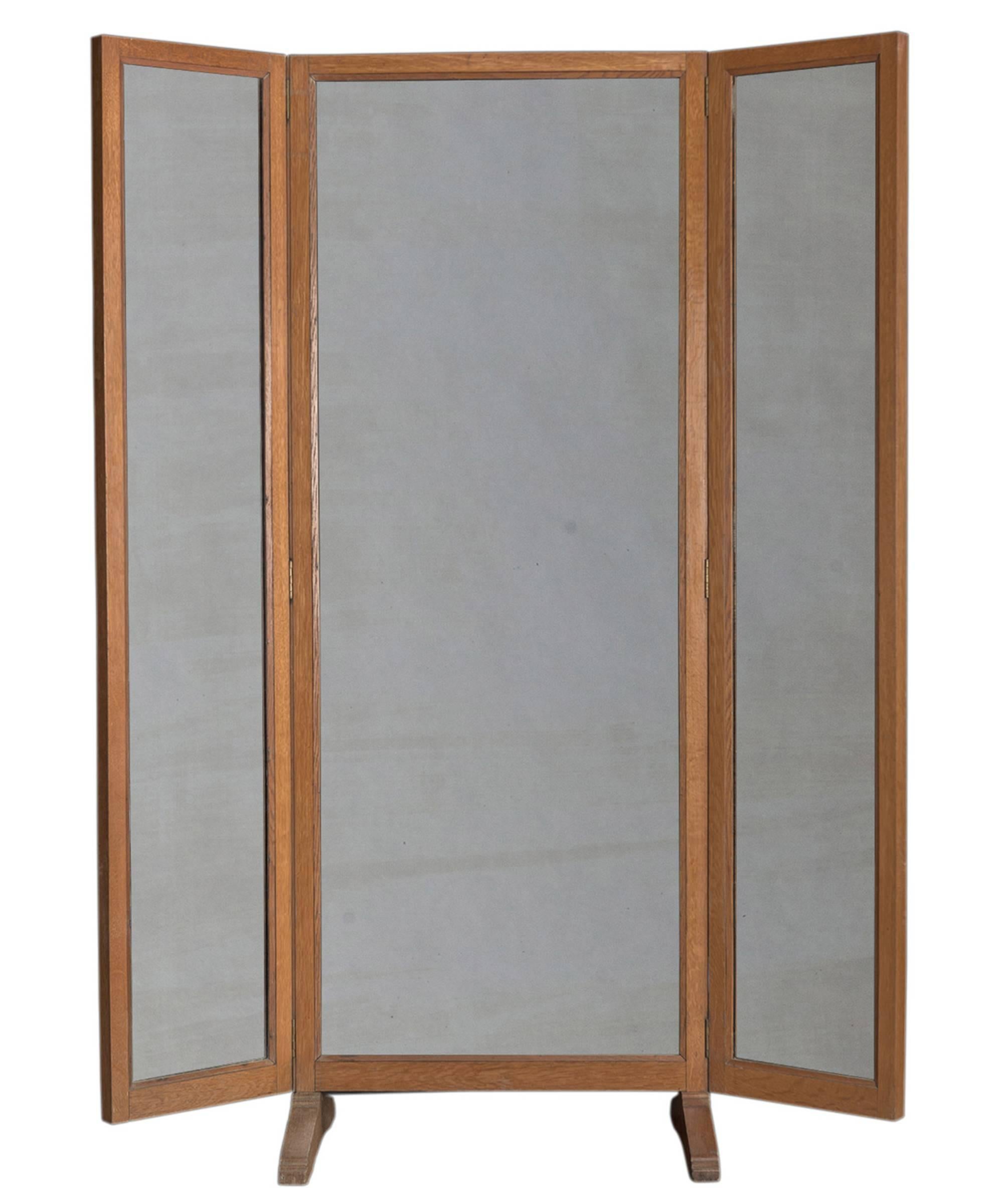 Triple outfitters mirror, England, circa 1920

Freestanding full length central mirror and side mirrors. With oak frame and sledge style feet.