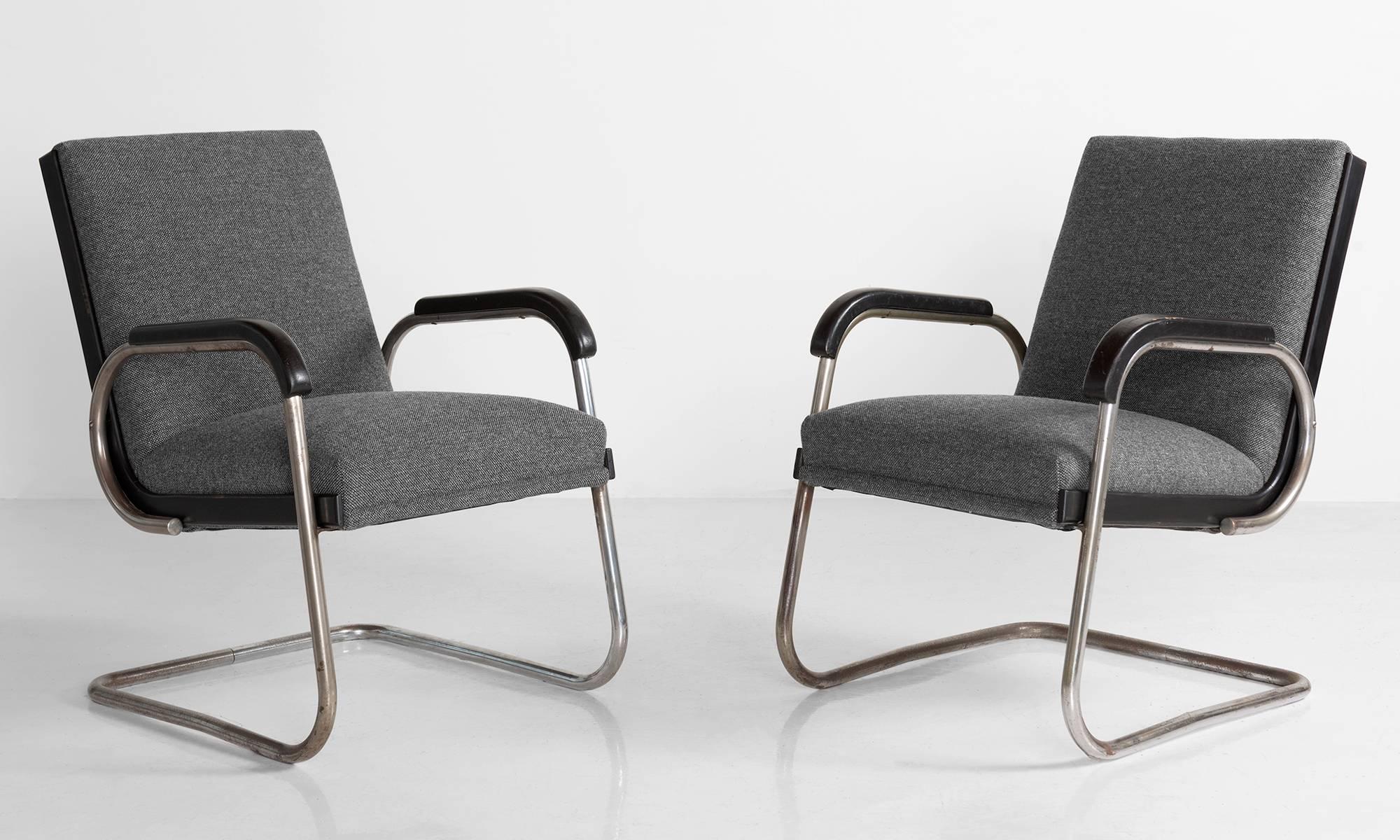 KF425 armchairs, composed of chromed tubular metal and wood. Newly reupholstered in Maharam fabric.