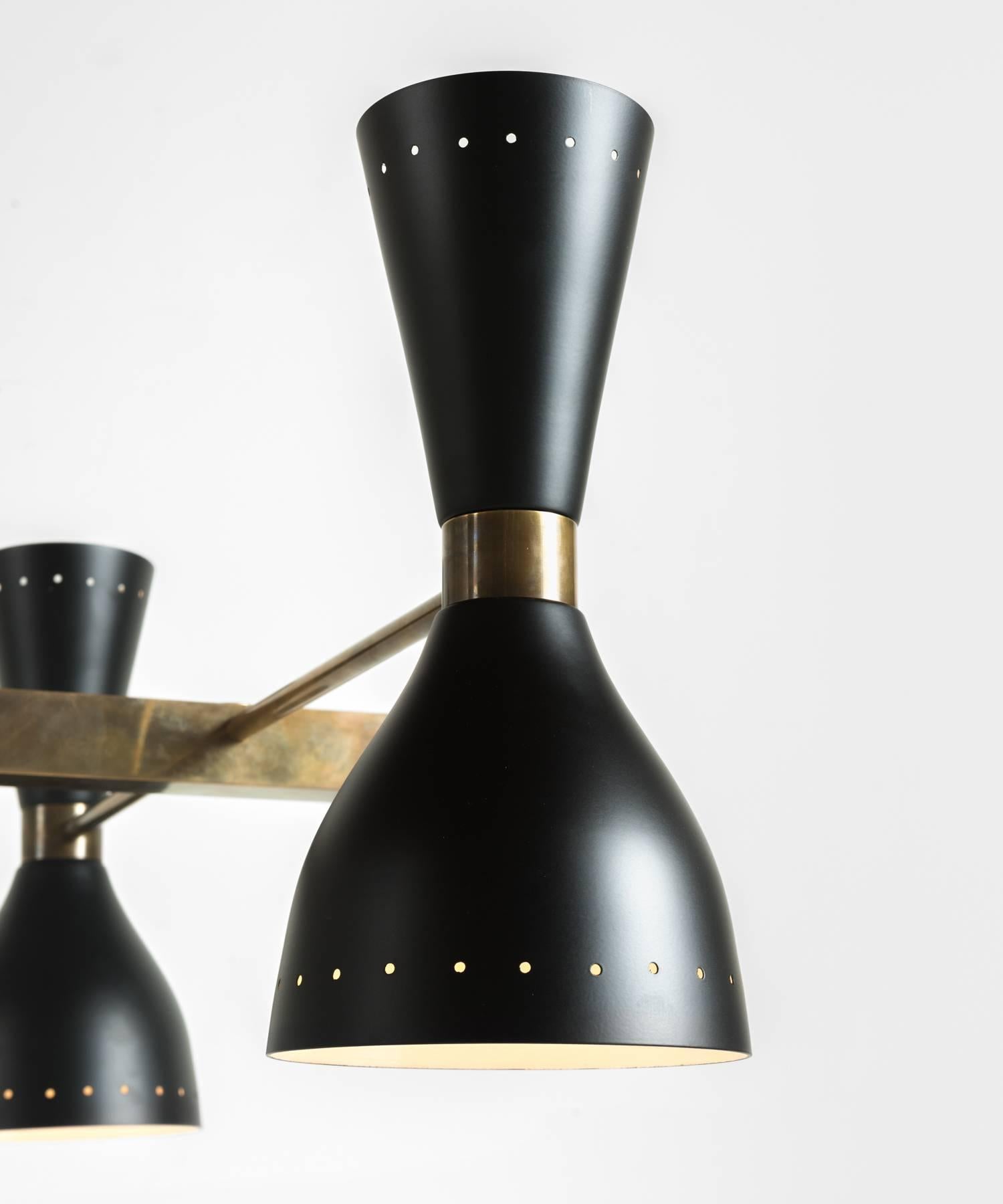 Schwarzer und messingfarbener 8-Schatten-Kronleuchter, hergestellt in Italien (21. Jahrhundert und zeitgenössisch) im Angebot