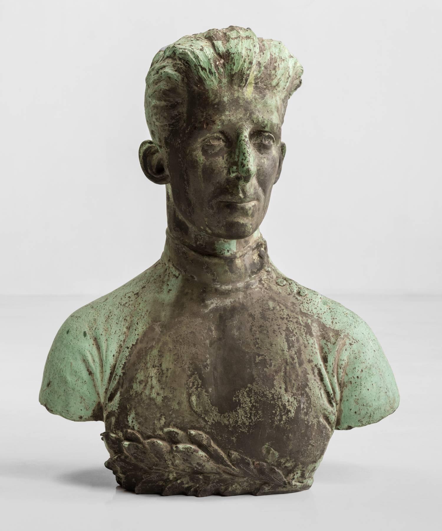 Bronze bust
England, circa 1950.

Unique bust with beautiful verdigris patination.