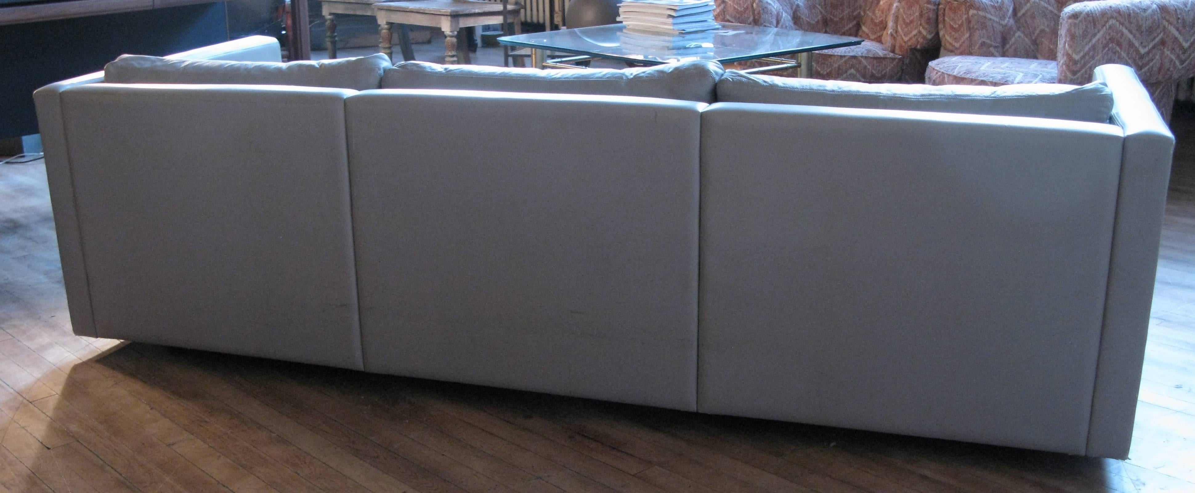 Vintage Knoll Leather Sofa In Good Condition In Hudson, NY
