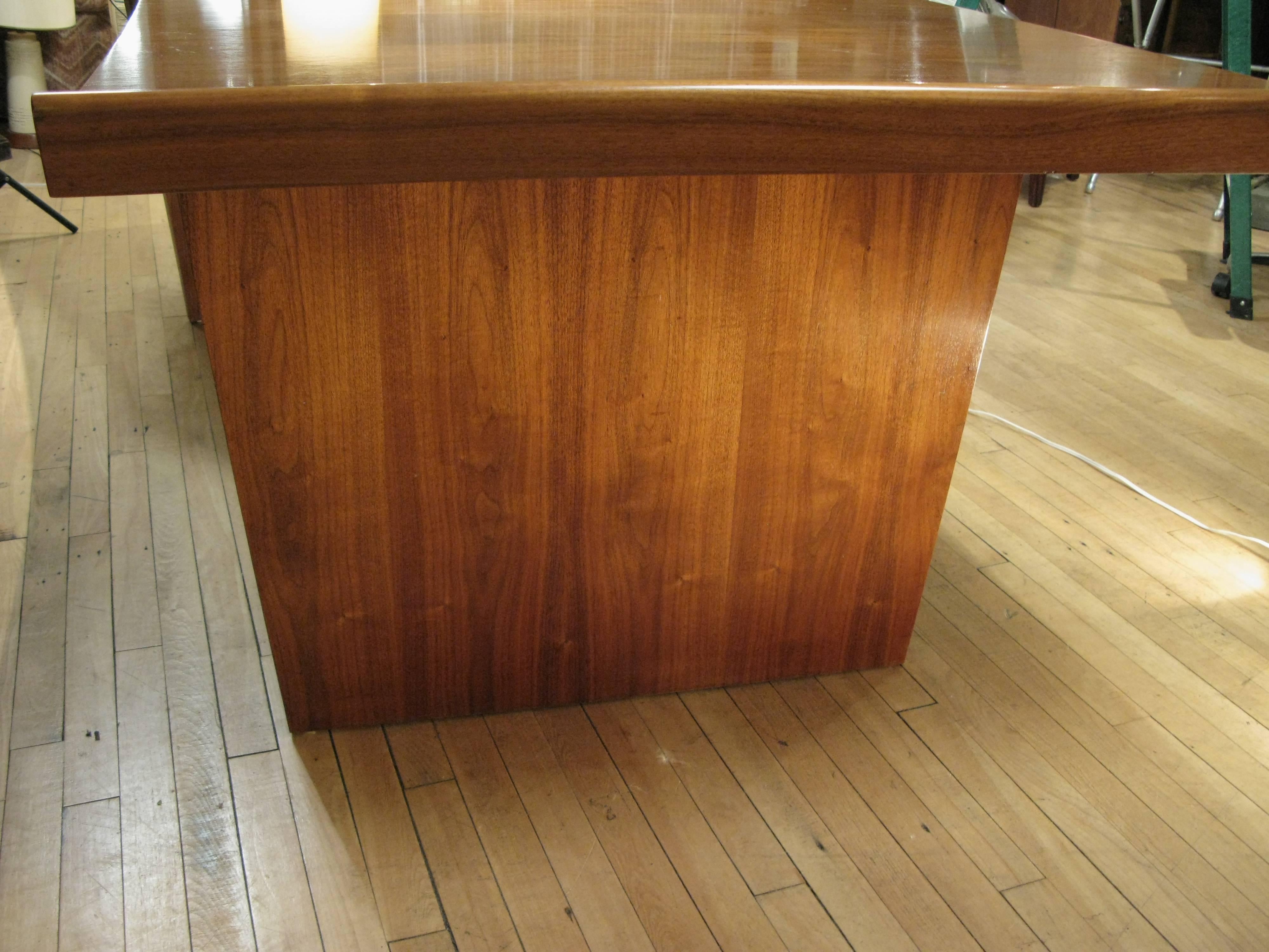 Vintage 1950s Curved Walnut Desk by Harvey Probber In Excellent Condition In Hudson, NY