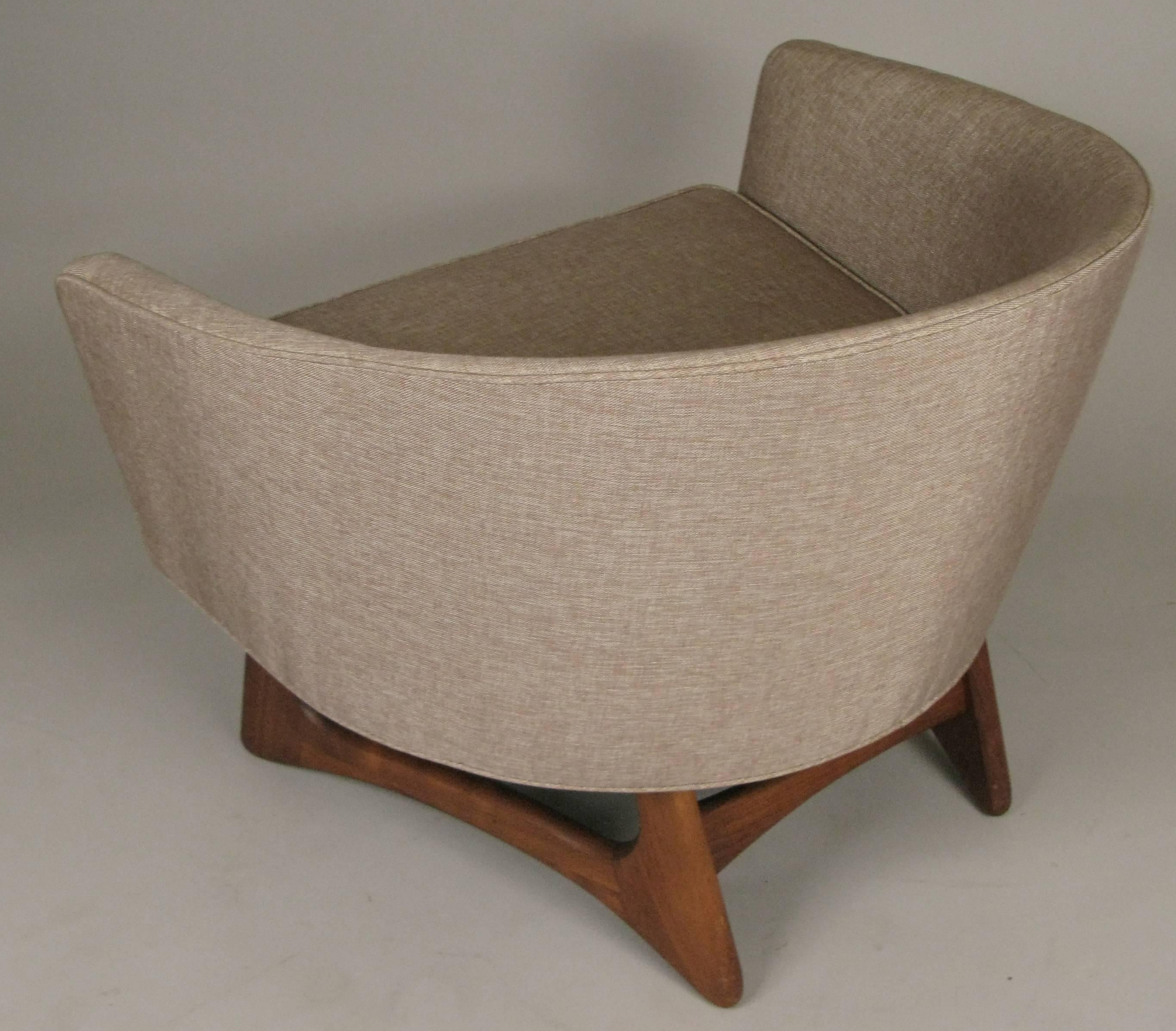 A beautiful vintage 1960s curved back lounge chair with a sculptural walnut base designed by Adrian Pearsall for Craft Associates. Wonderful design and very comfortable, just reupholstered in a light beige woven fabric. Perfect condition.