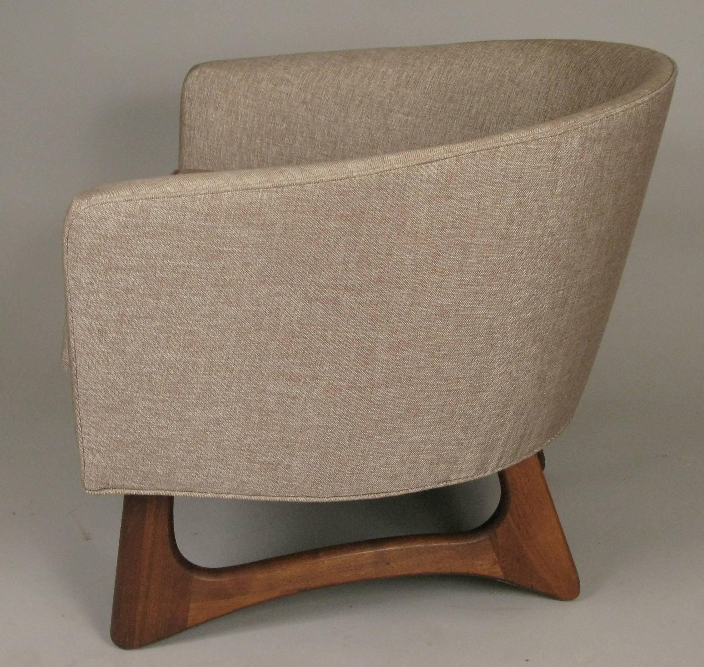 Mid-Century Modern Stylish Vintage Curved Walnut Base Lounge Chair by Adrian Pearsall