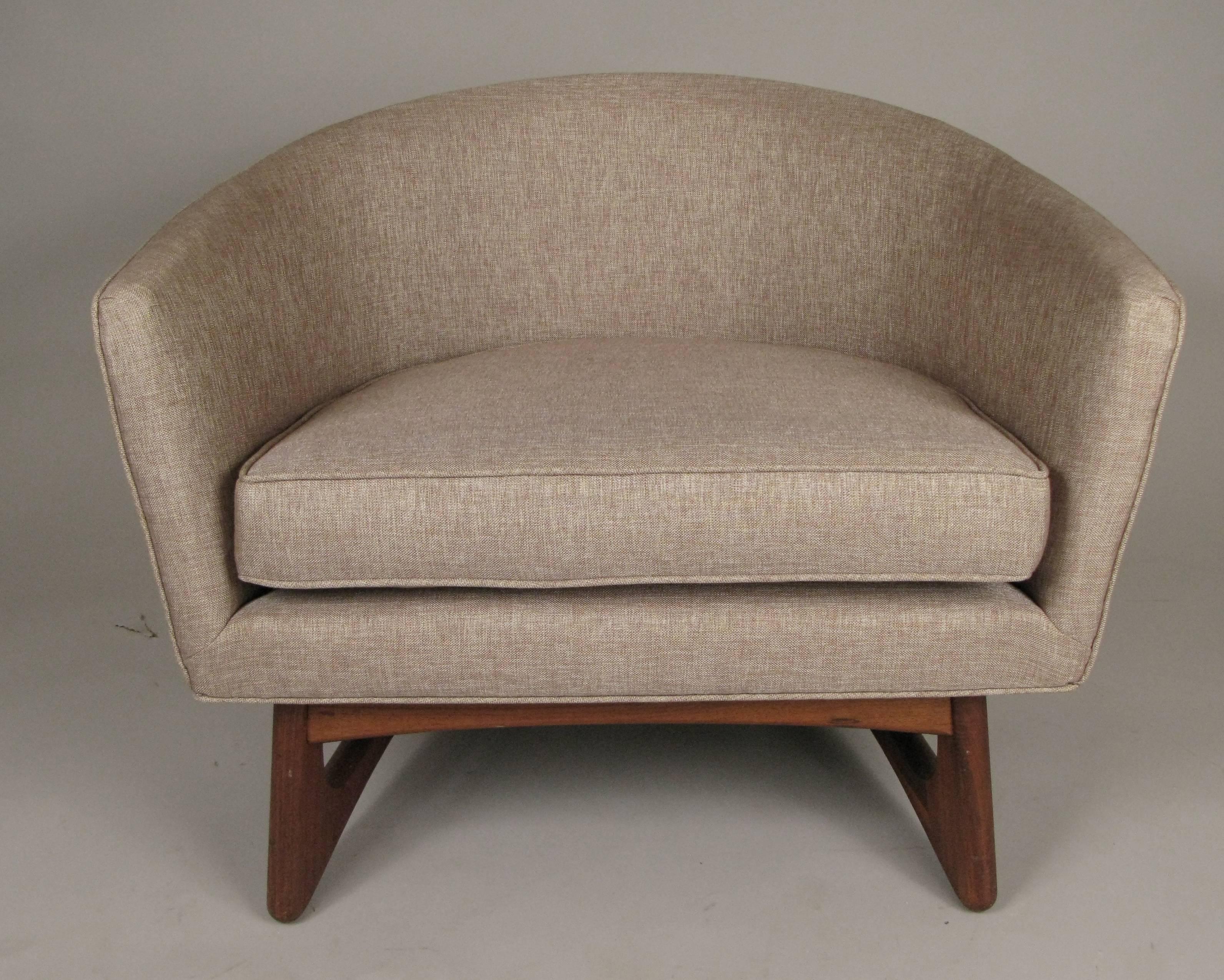 Mid-20th Century Stylish Vintage Curved Walnut Base Lounge Chair by Adrian Pearsall