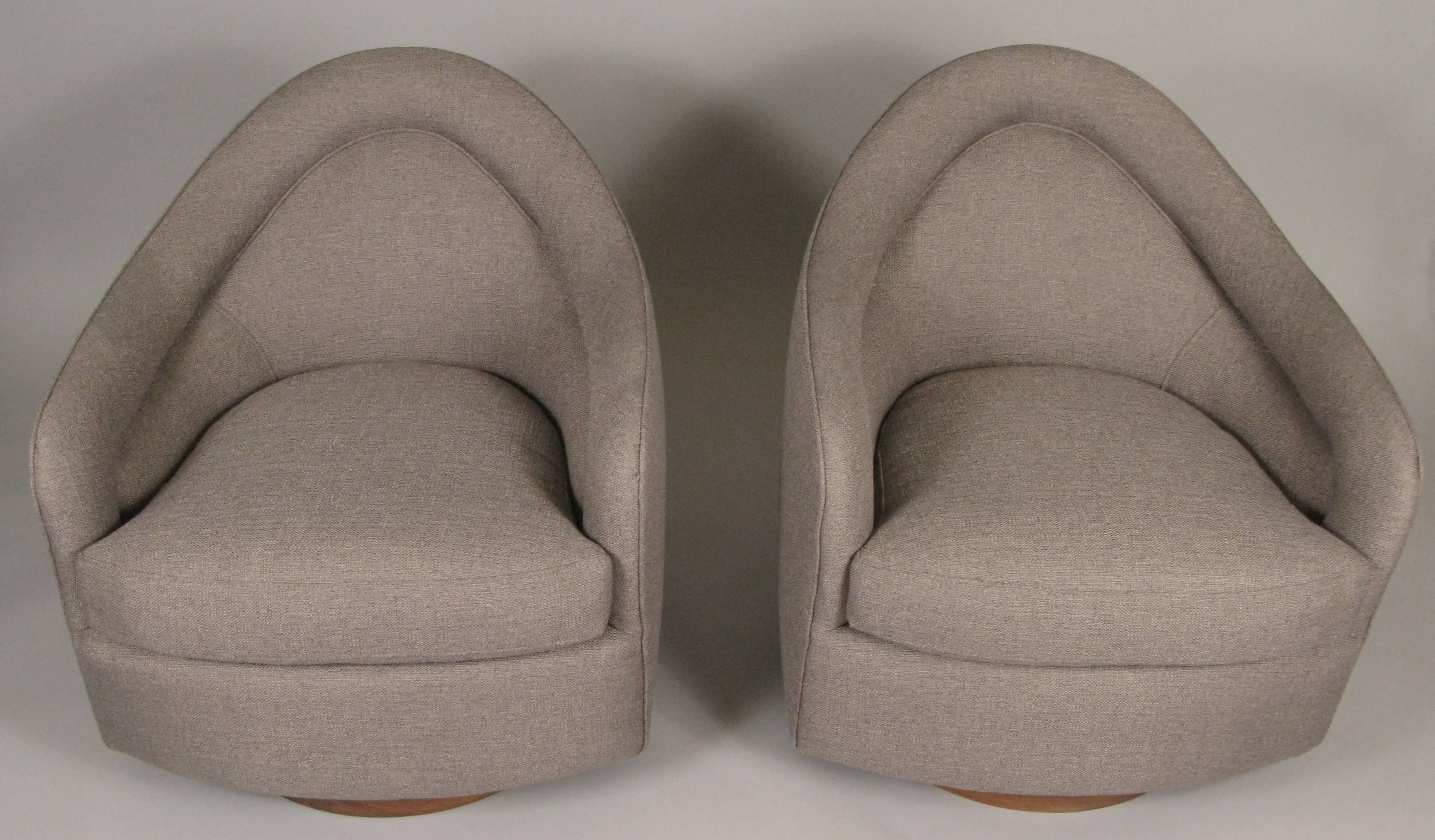 American Pair of Classic Swivel Lounge Chairs by Milo Baughman for Thayer Coggin