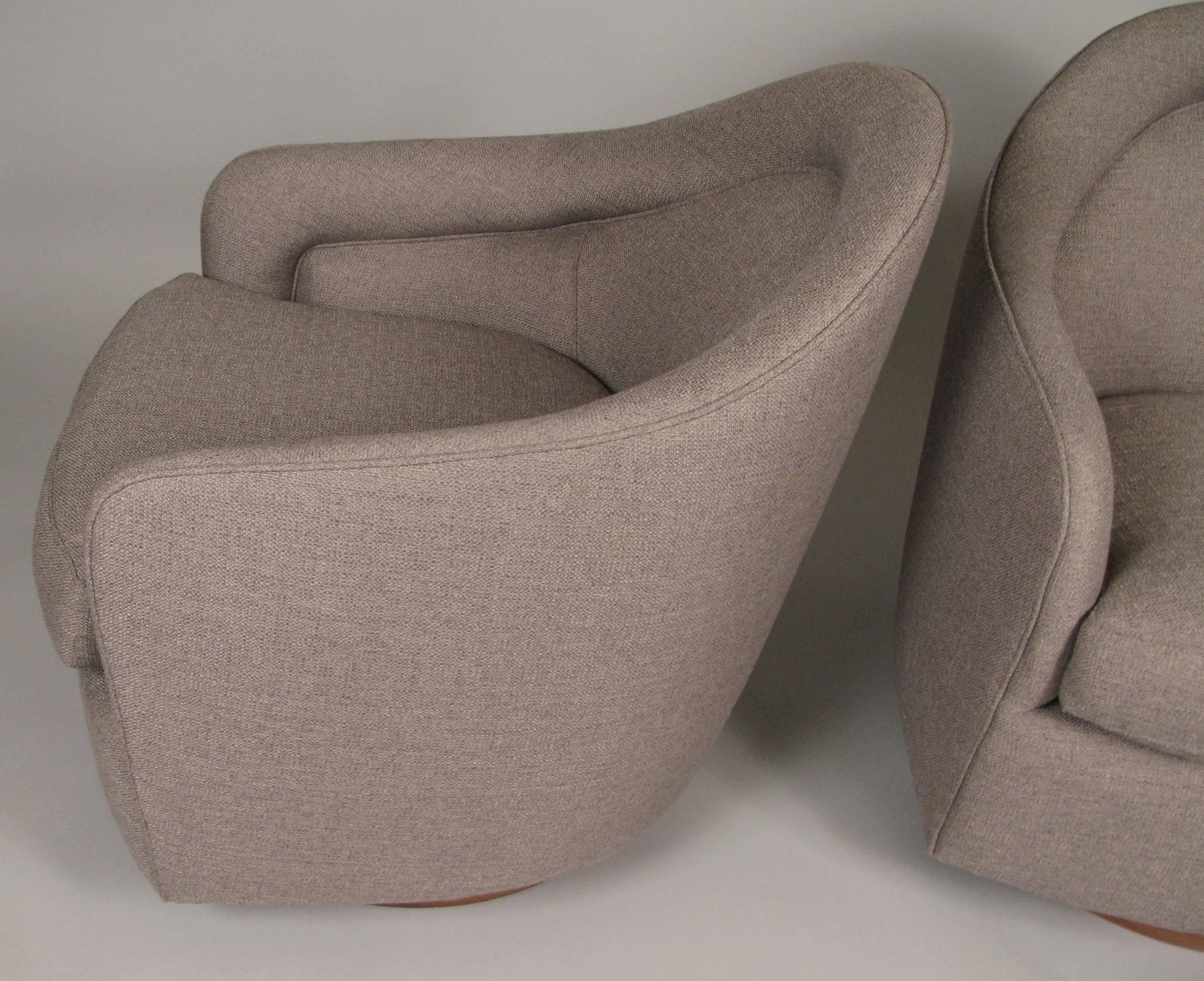 Pair of Classic Swivel Lounge Chairs by Milo Baughman for Thayer Coggin 1