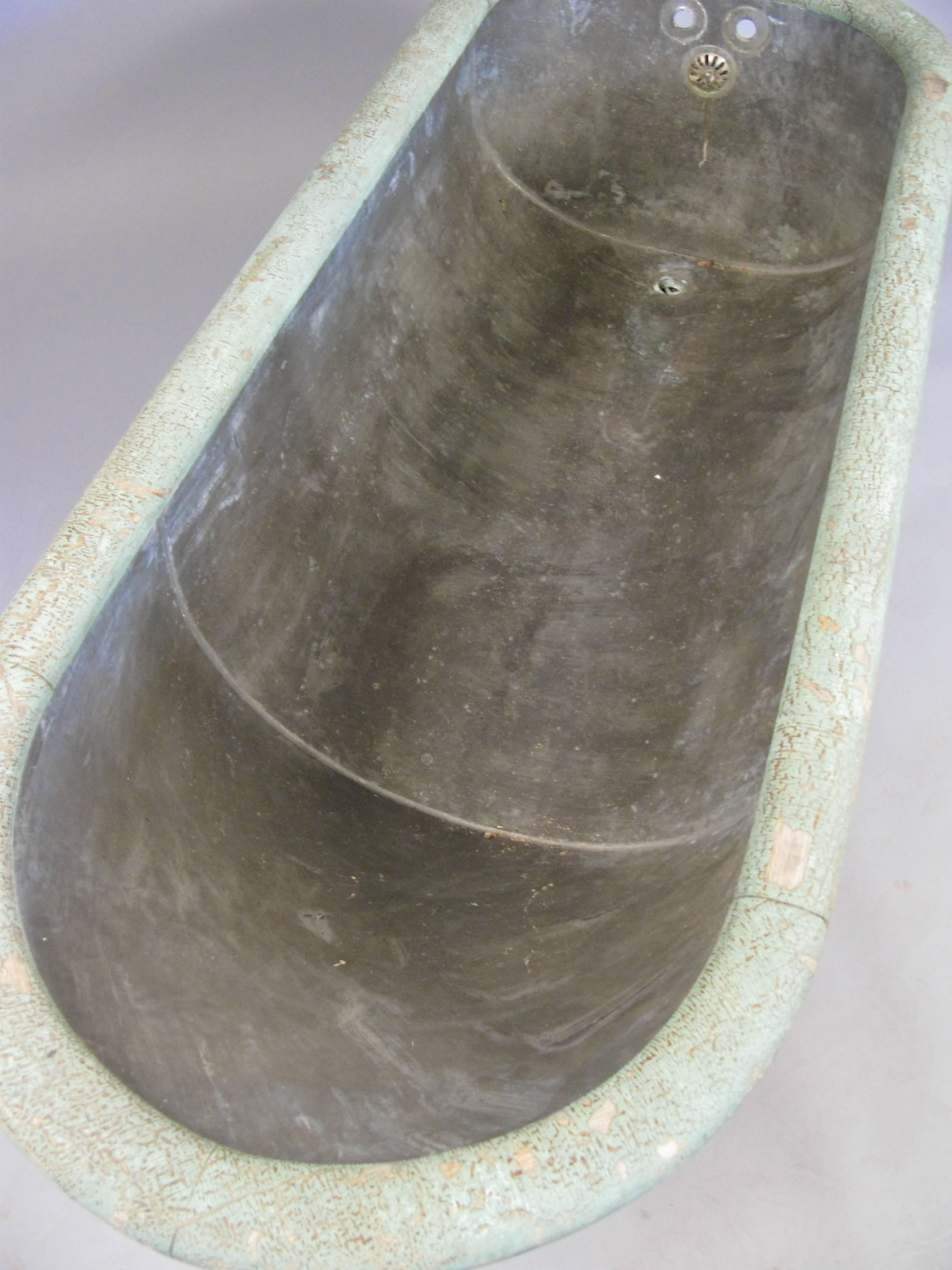 Baignoire ancienne en zinc et fonte de la fin du 19e siècle 1