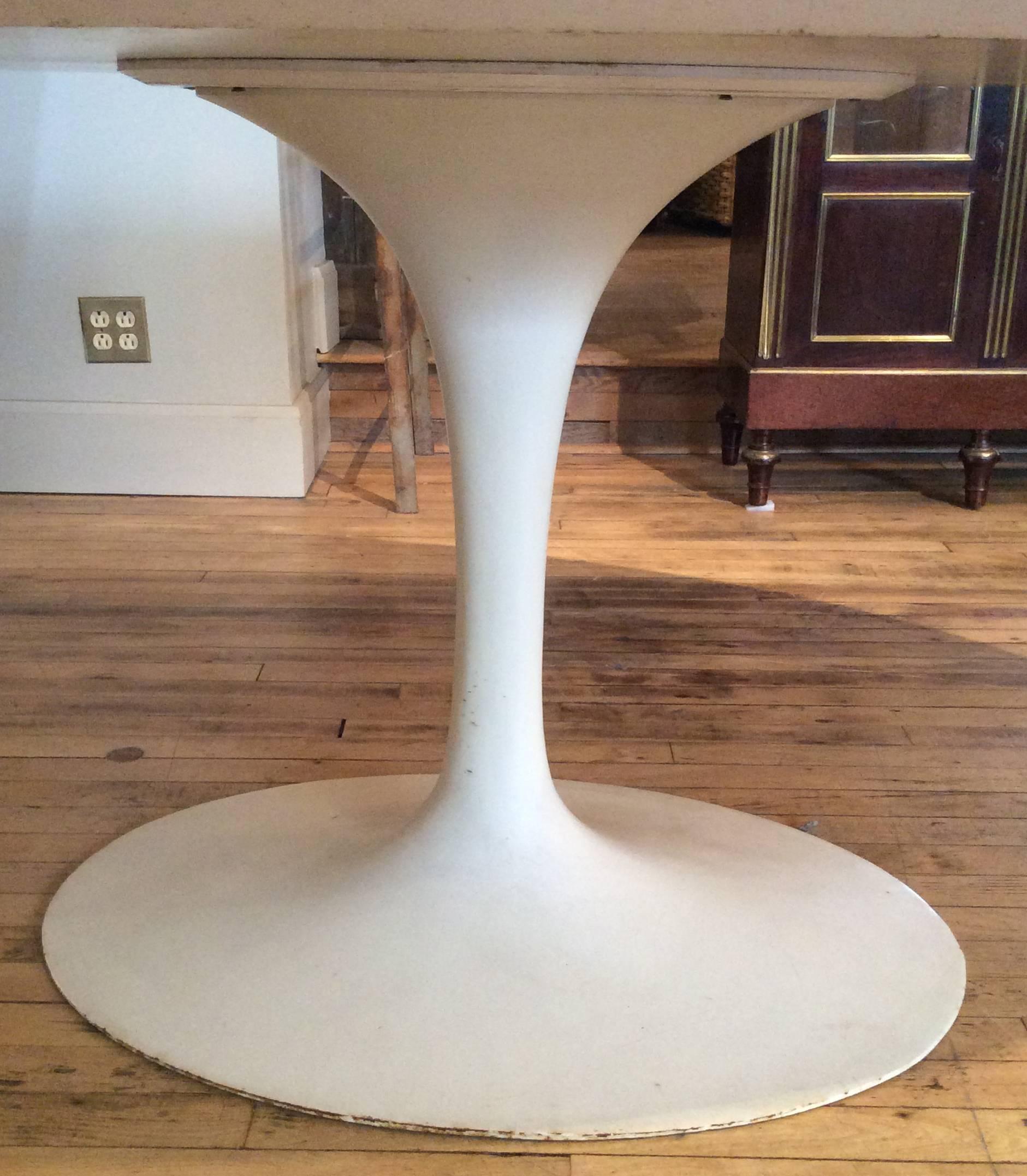 Vintage Knoll Oval Tulip Dining Table by Saarinen In Good Condition In Hudson, NY