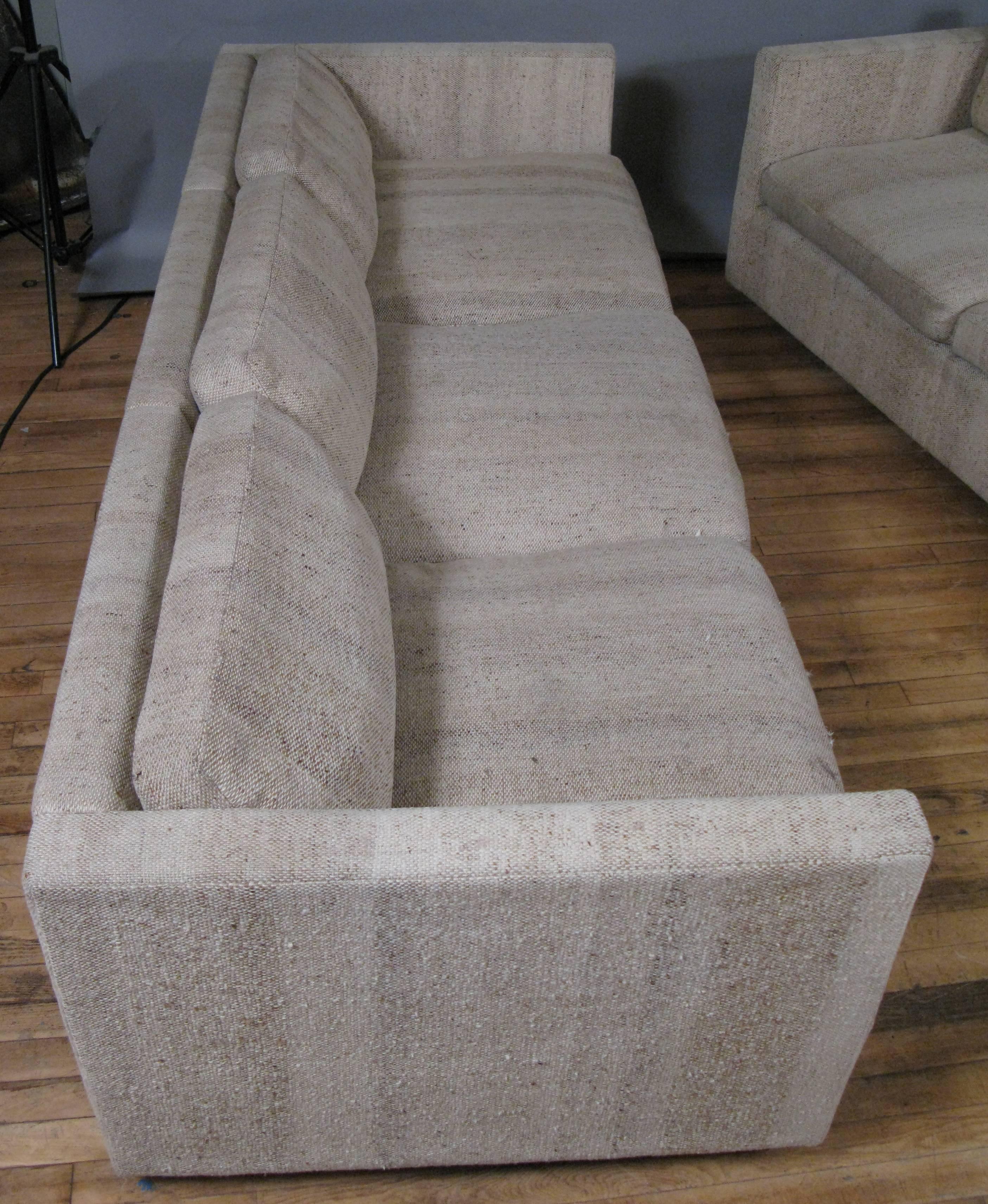 Late 20th Century Pair of Classic Modern Sofas by Knoll