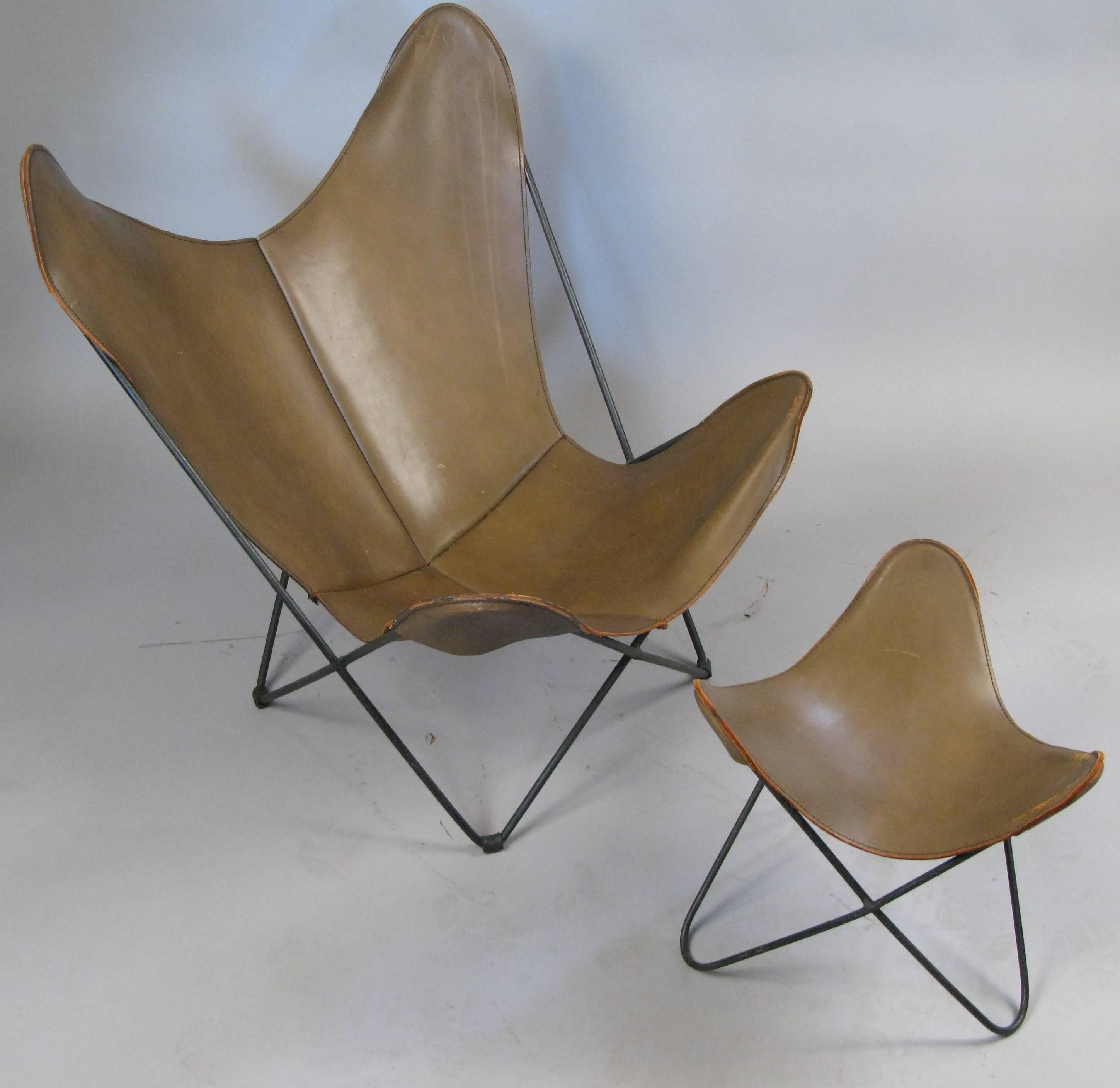 Beautiful leather butterfly lounge chair and ottoman designed by Jorge Ferrari-Hardoy for Knoll Associates. Rare original vintage chair with ottoman, with original leather on both pieces in a Classic green/brown color.
