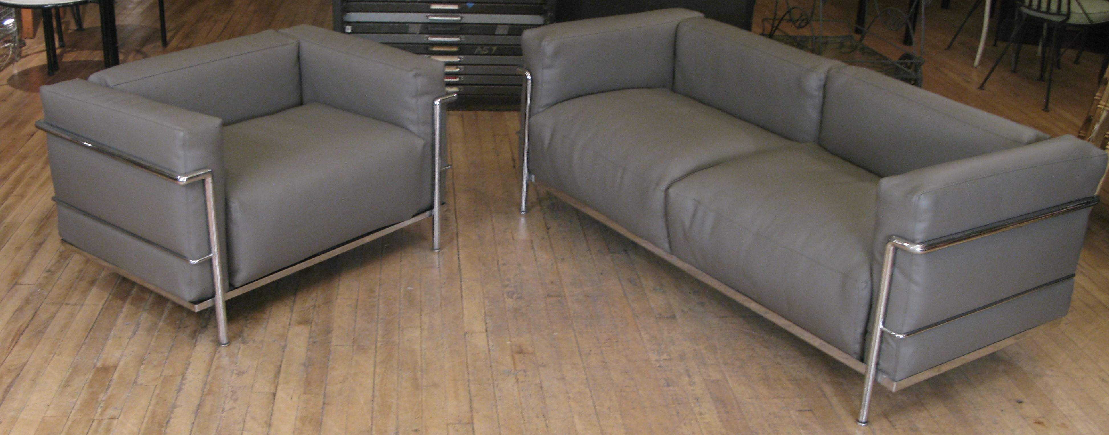 A vintage 1960s tubular chrome sofa and 'grand confort' LC3 lounge chair designed by Corbusier and made in Italy by Cassina. Both pieces reupholstered in recycled leather in a very nice greige color. 

Chair dimensions: 39