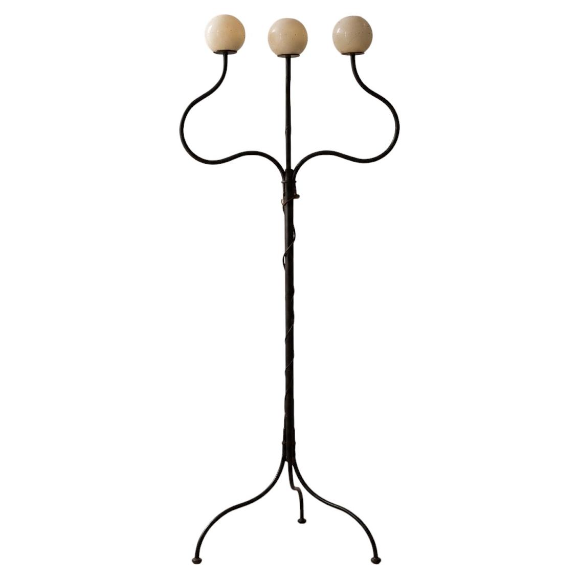 Candelabro de pie escultural de hierro forjado, forjado a mano, décadas de 1990 y 2000