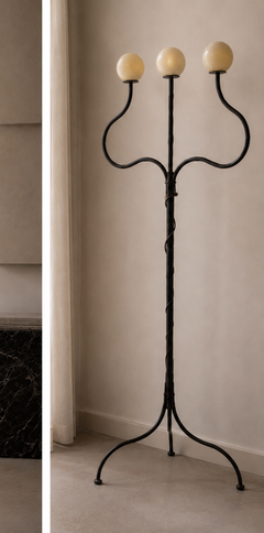 Candelabro de pie escultural de hierro forjado, forjado a mano, décadas de 1990 y 2000
