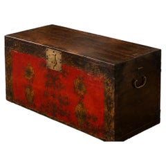 Coffre chinois ancien laqué rouge, orné de motifs floraux peints à la main