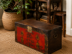 Coffre chinois ancien laqué rouge, orné de motifs floraux peints à la main