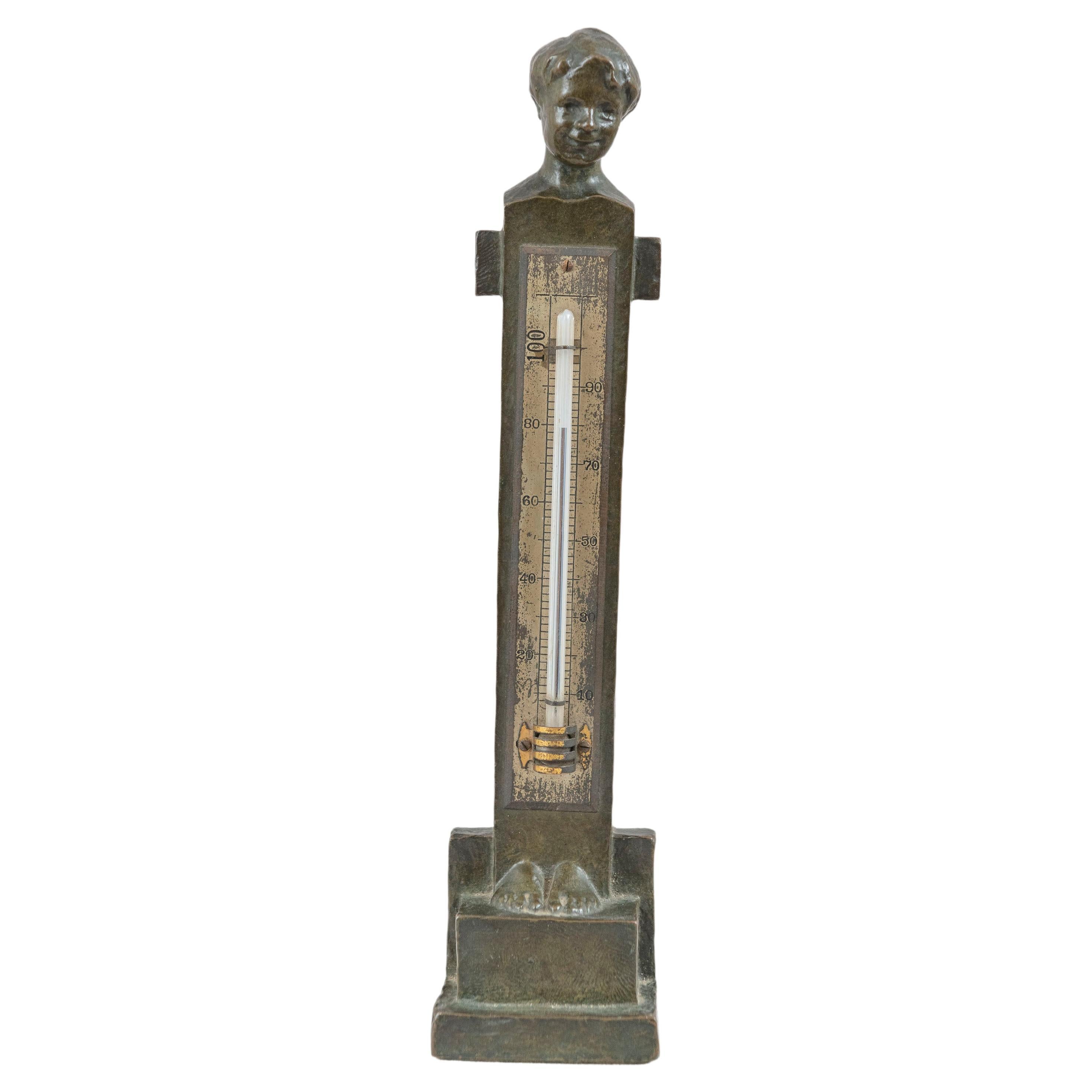Skulpturaler Thermometer aus Bronze, langgewachsene Dame, vom Künstler signiert und datiert 1911