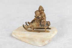 Bronzo, 2 bambini che cavalcano una slitta su una base di marmo bianco intagliato ca. 1895