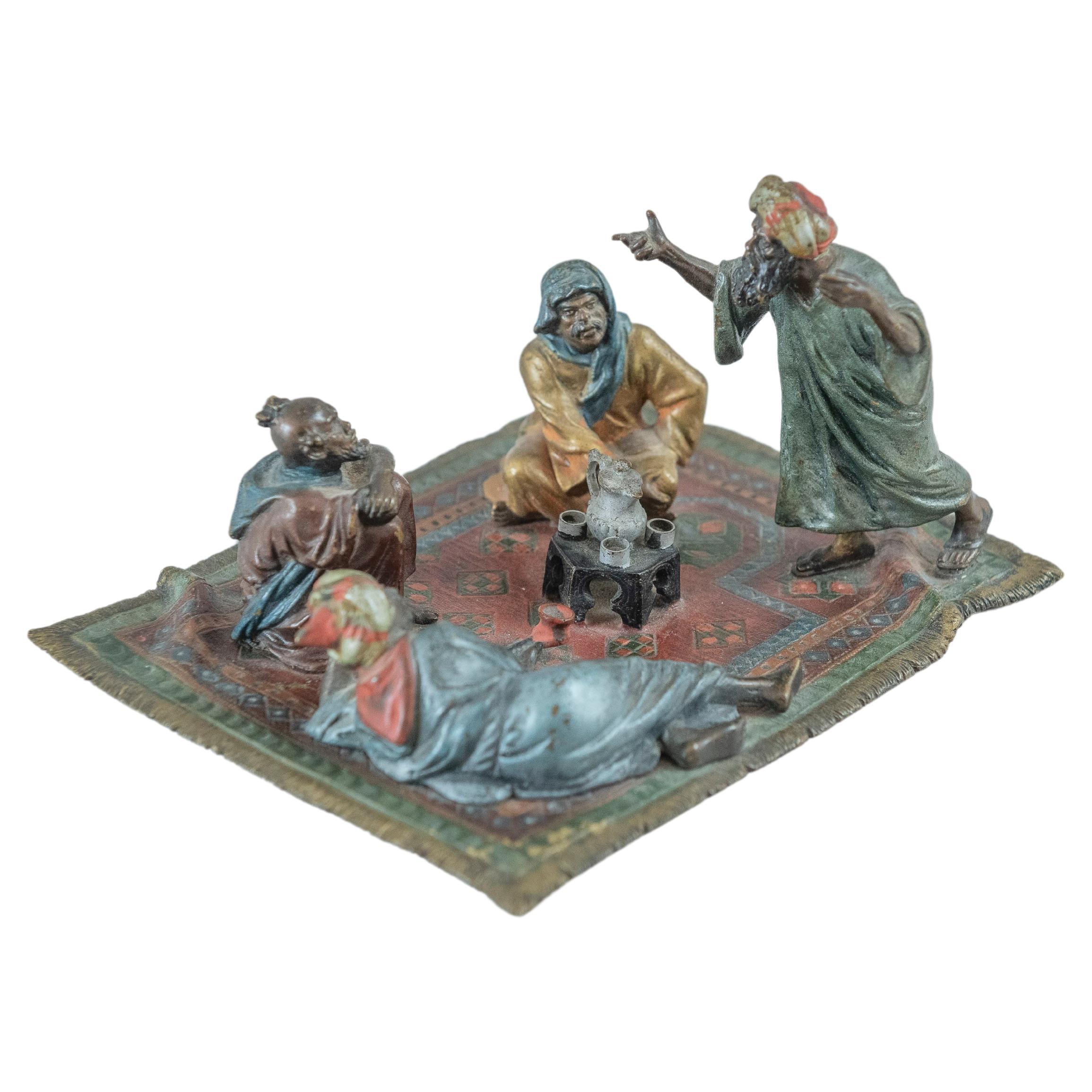 Groupe orientaliste en bronze de Vienne peint à froid, 4 personnages sur tapis, vers 1900