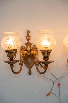 Par de apliques antiguos de bronce dorado con dos brazos, con pantallas de cristal grabado originales, 1910