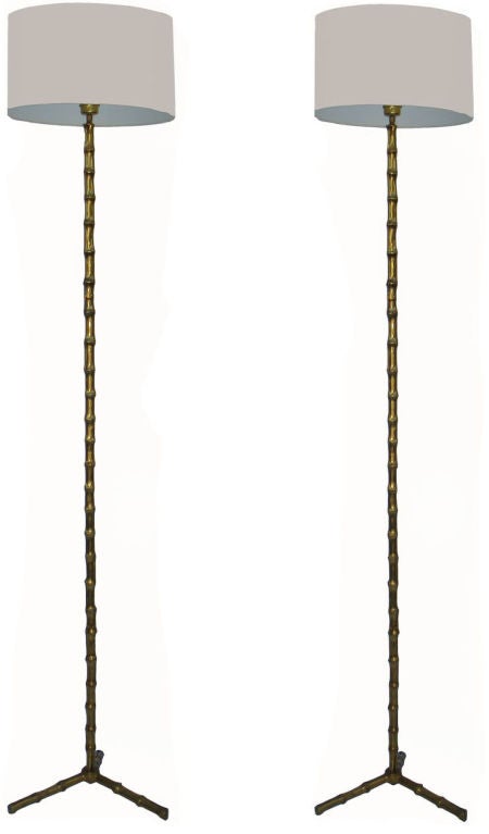 Klassische und elegante Stehlampe im Bambus-Stil aus dem Hause Maison Baguès aus den 1950er Jahren. US neu verkabelt. Maximale Wattzahl: 100W.
