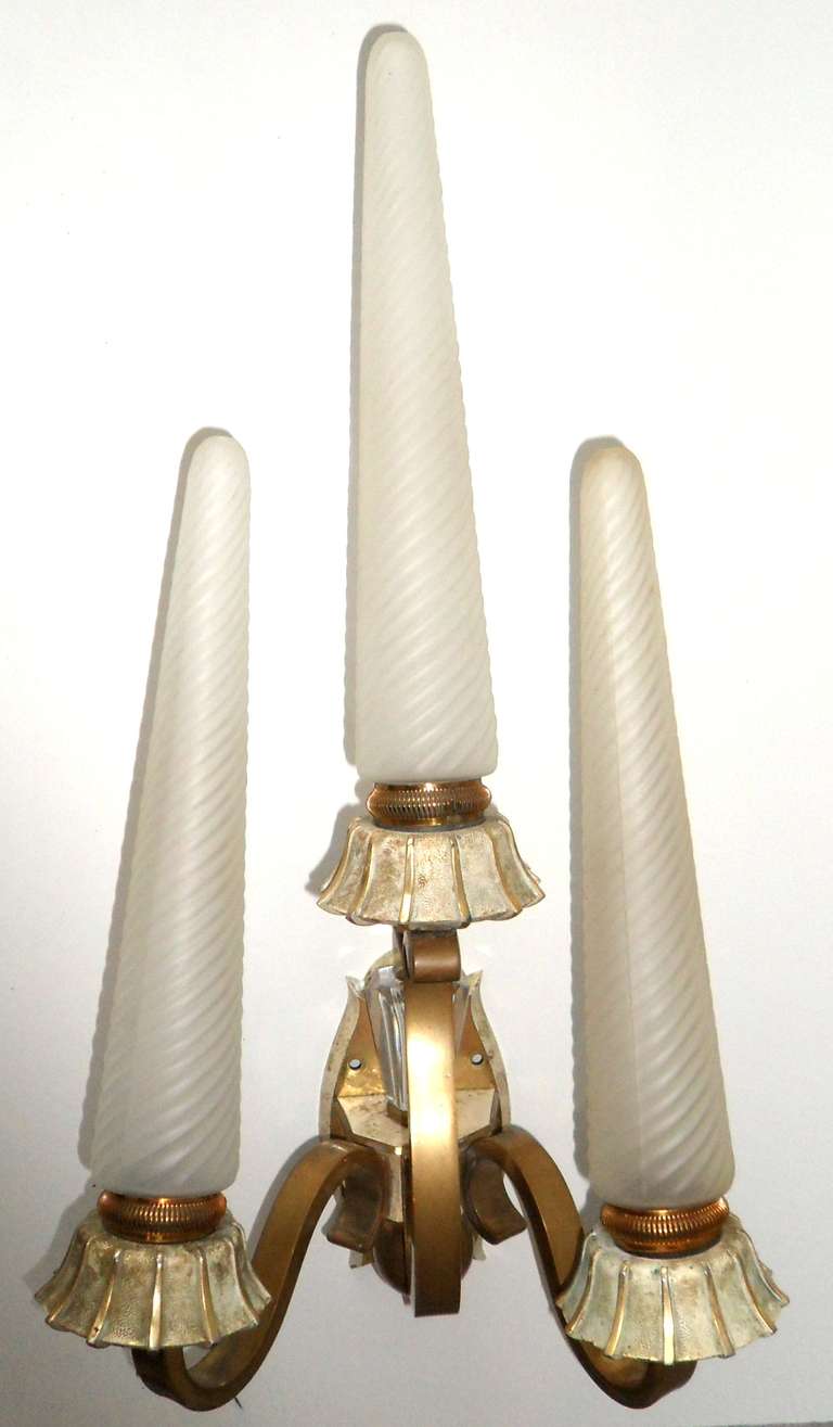 Exceptionnelle paire d'appliques françaises conçues par la Maison Sabino et abat-jour en verre glacé d'origine 