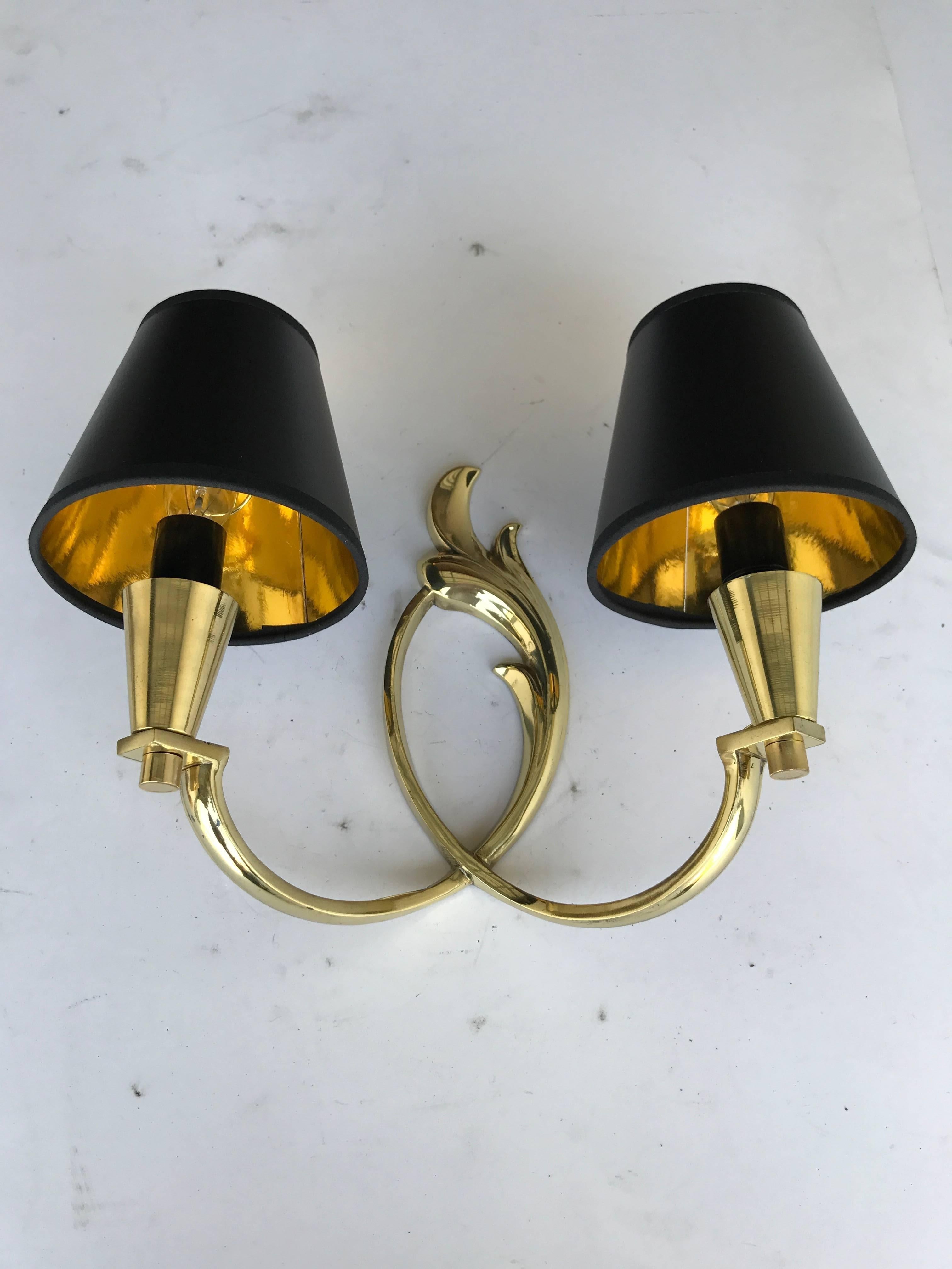 Superb pair of Riccardo Scarpa bronze sconces
2 lights , 60 watts max per bulb.
US rewired and in Working condition.
Custom backplate available.
