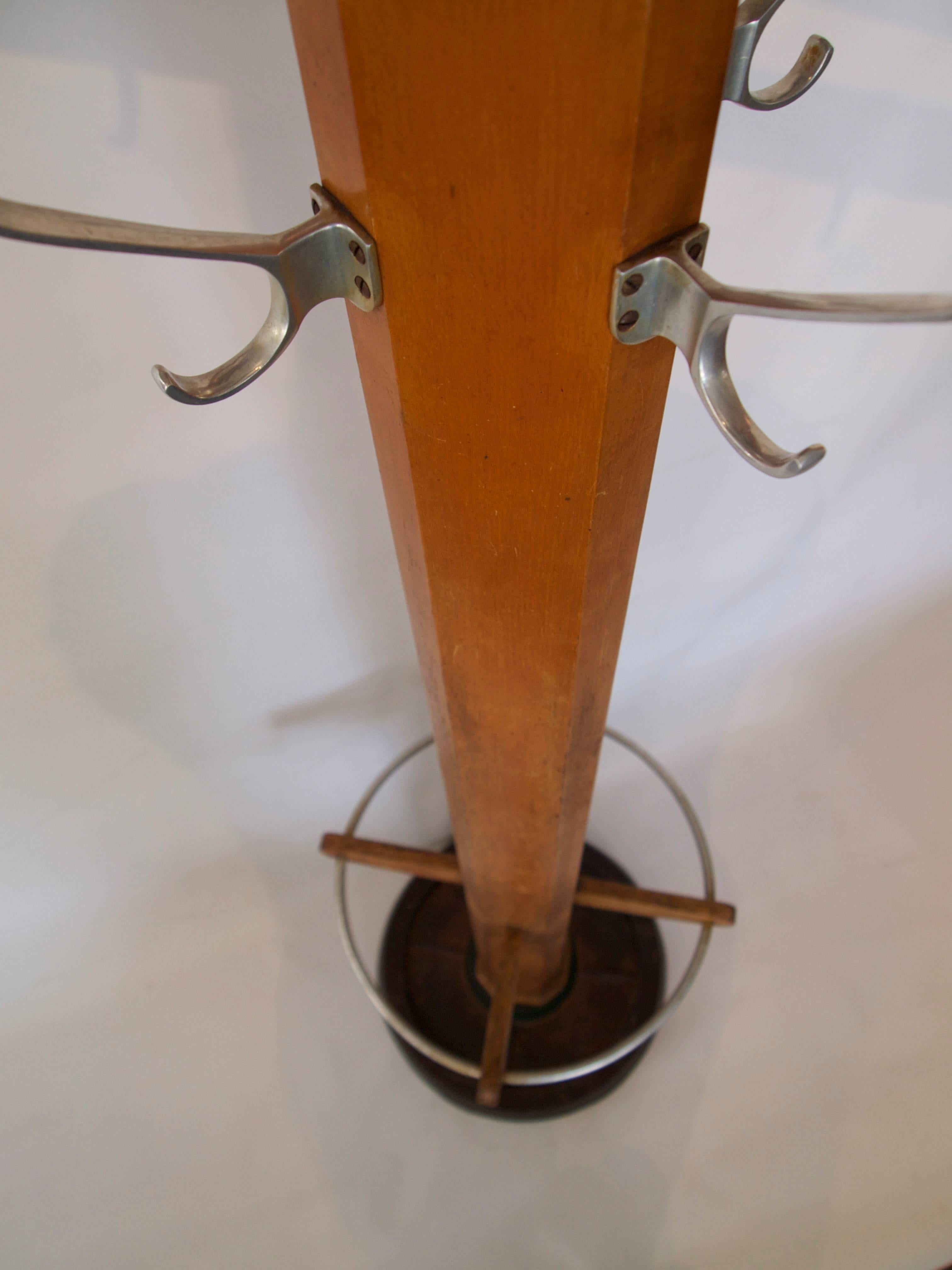 Good looking and useful French oak wood bar/bistro freestanding coat, hat and stick rack with 18 hooks mounted on a round cast iron base
early 20th century.