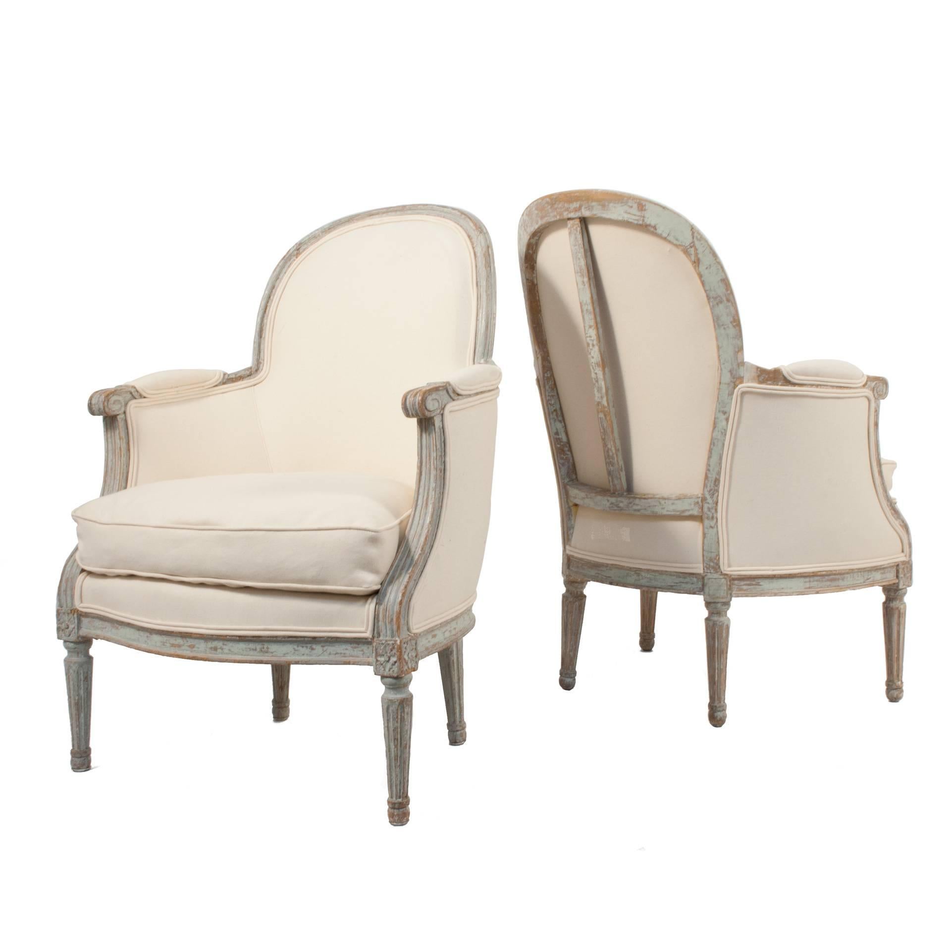 Pair of Gustavian Bergeres Chairs In Excellent Condition For Sale In Los Angeles, CA