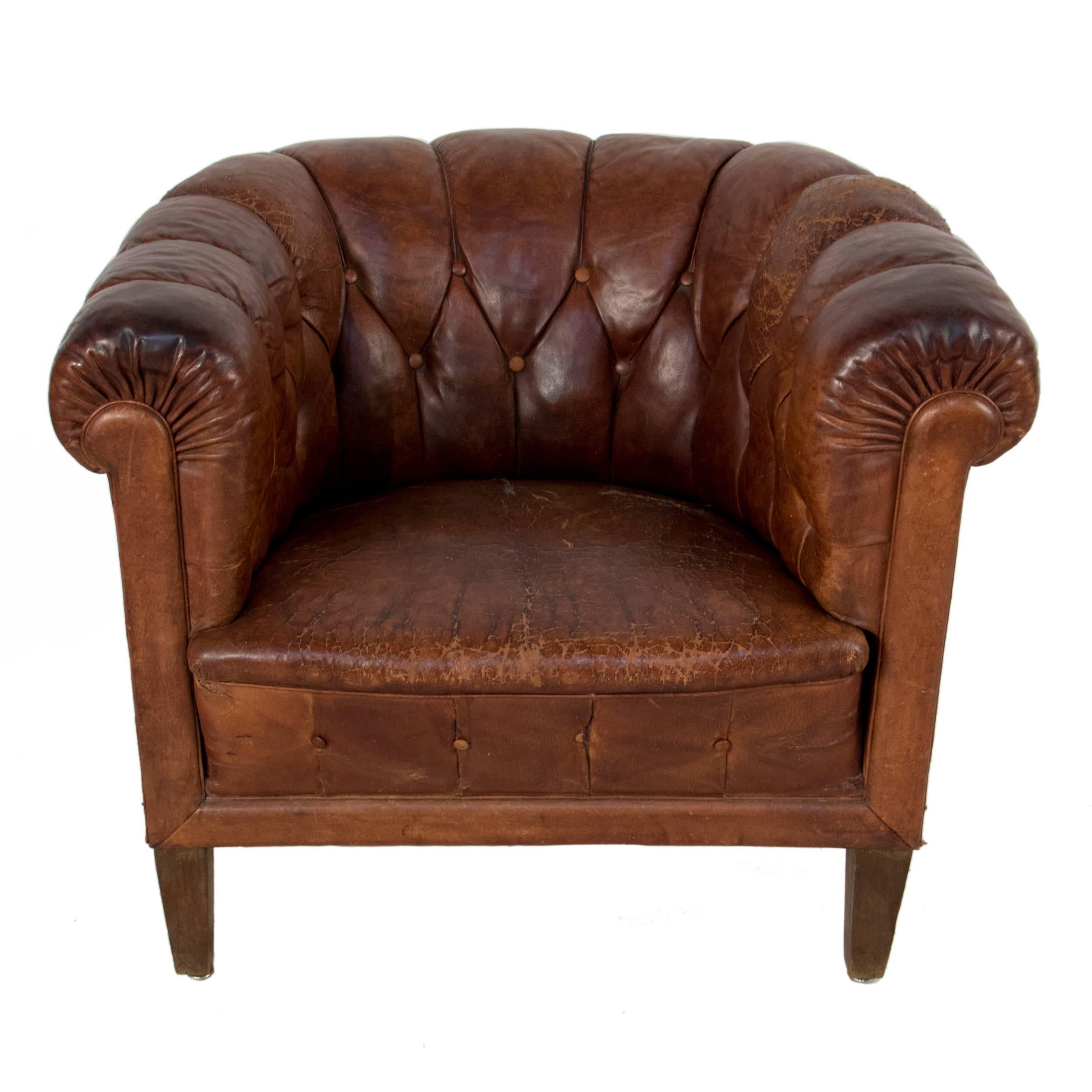 Tufted leather chesterfield club chair.