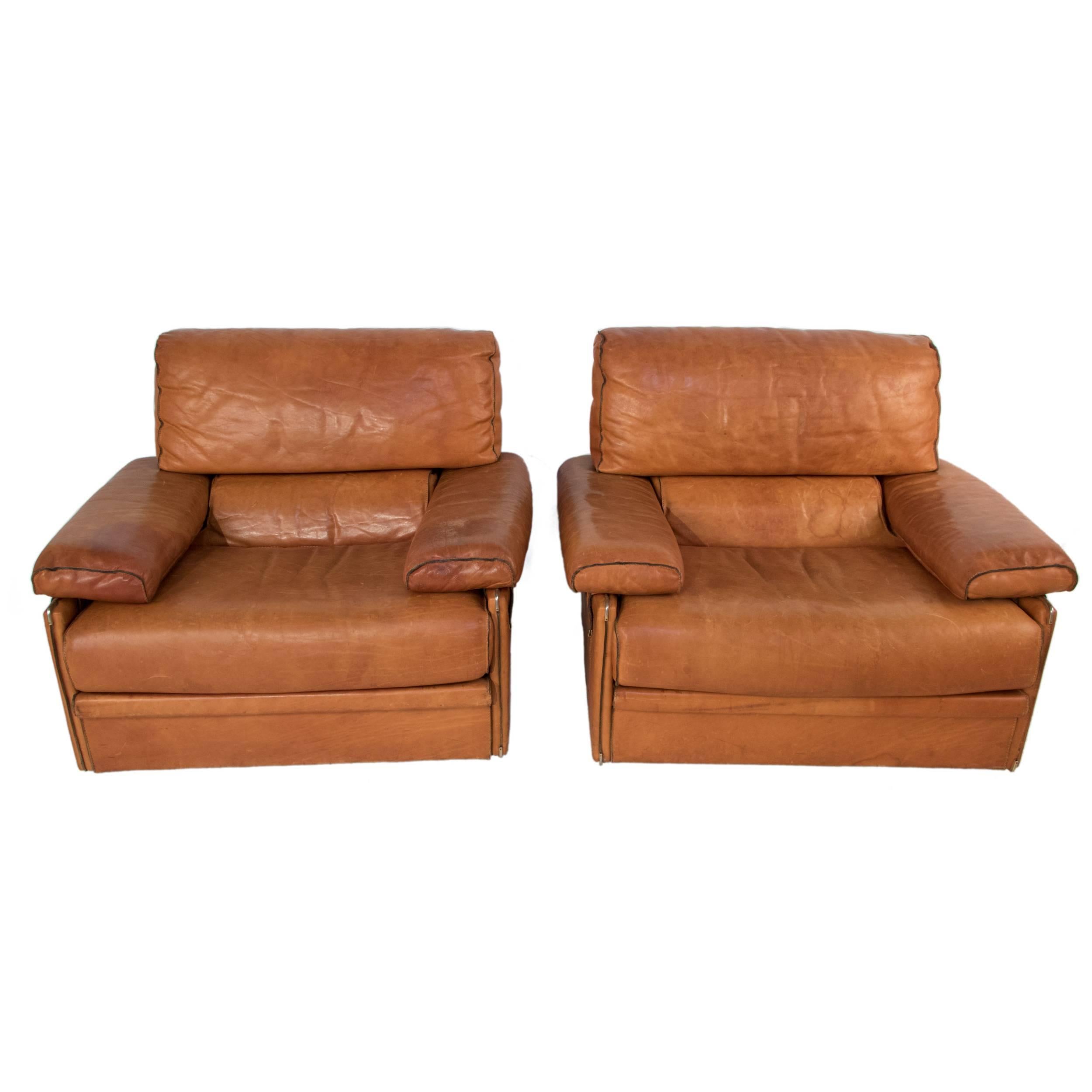 Mid-Century Modern Pair of Leather Club Chairs For Sale