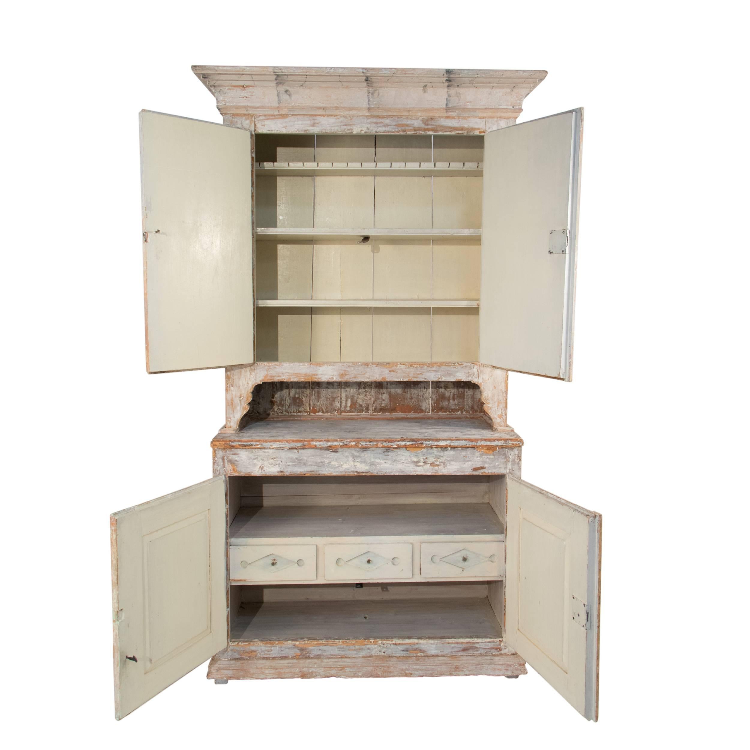 Gustation cabinet in a worn pale grey patina.
