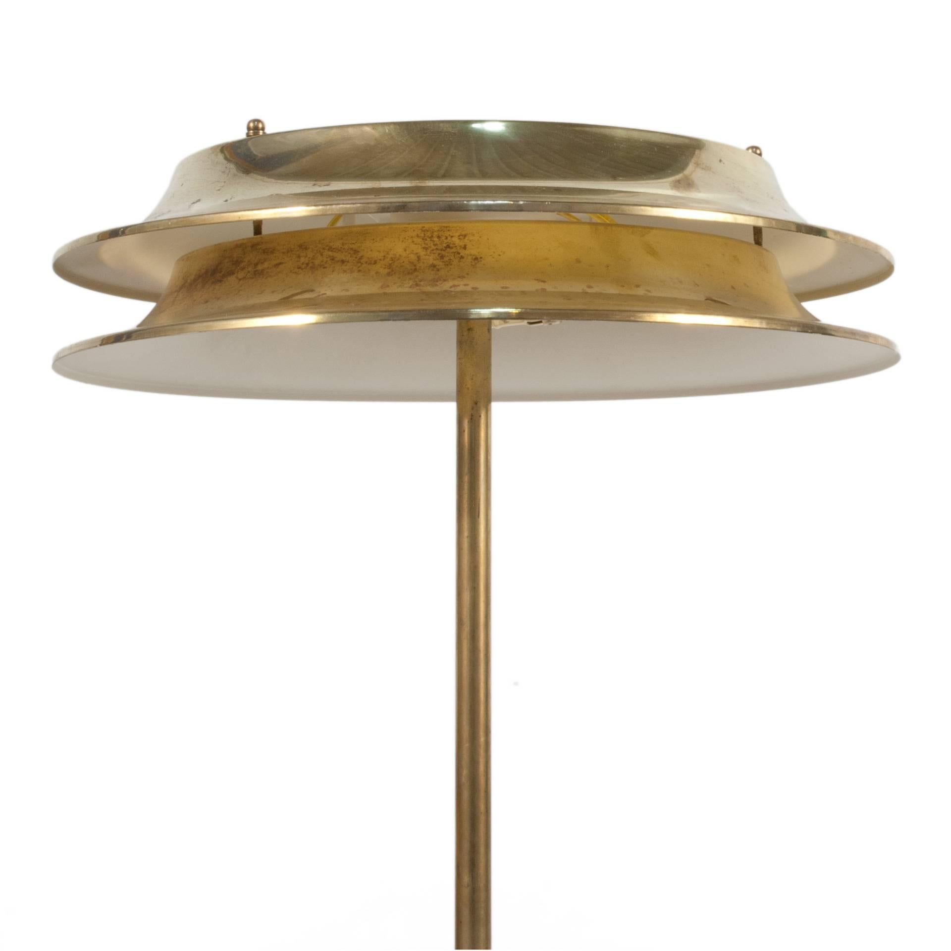 Table lamp with two shades in brass.