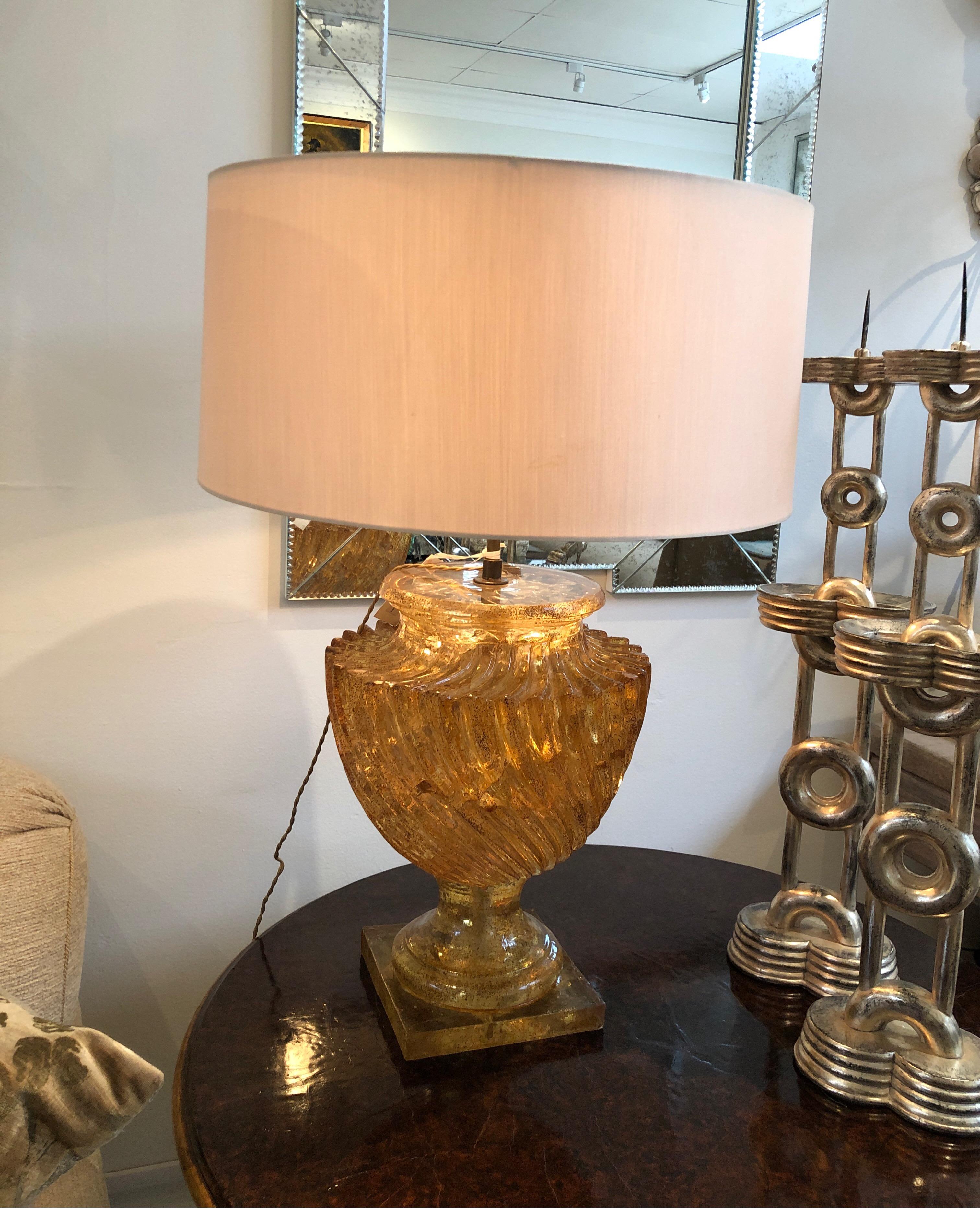 Very unique resin lamp with amber color. Twist carving and brass hardware.
Solid and heavy piece.

Measure: 30