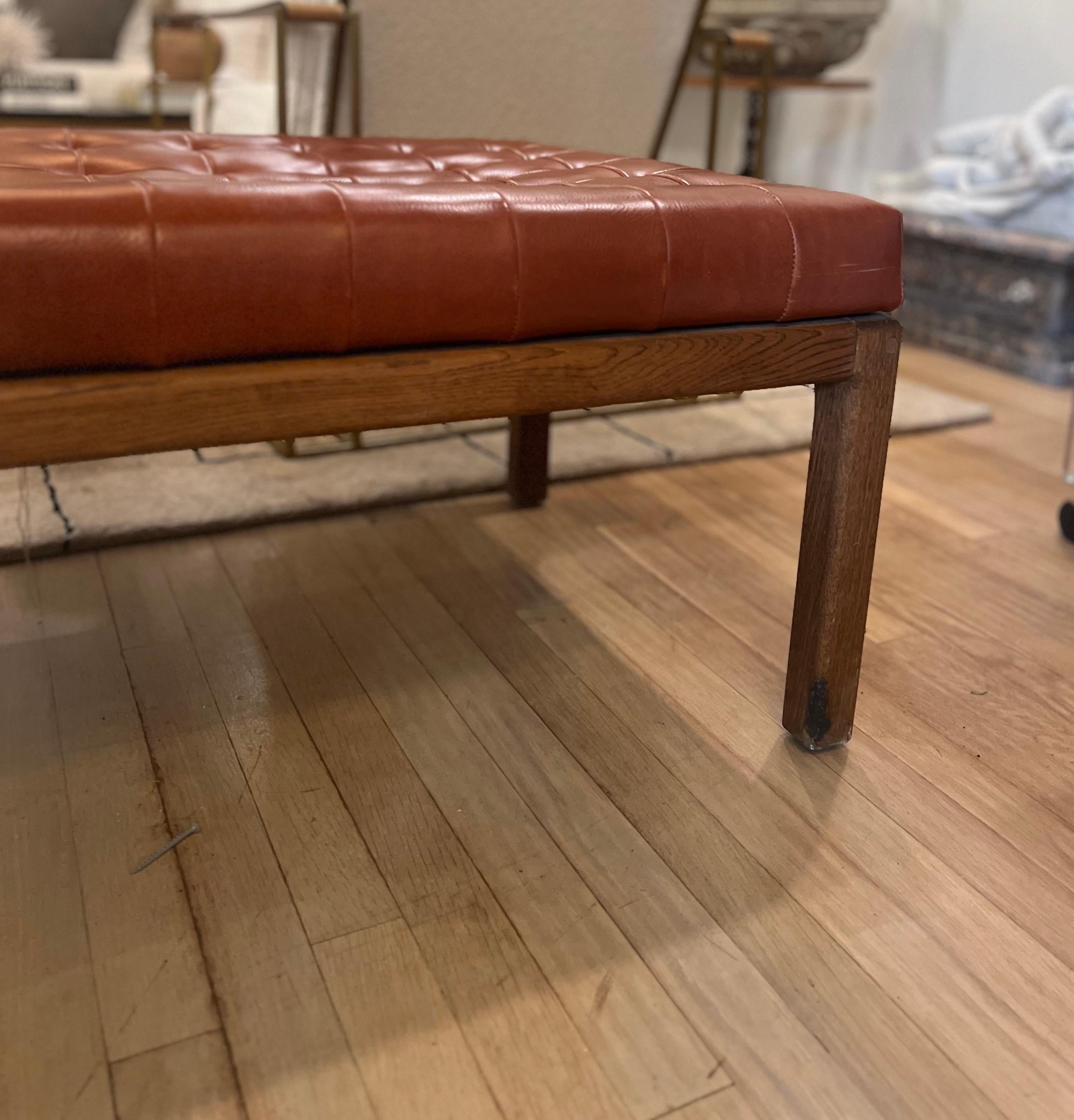 Moderne Ottomane aus Kunstleder/Vinyl aus der Mitte des Jahrhunderts mit Teakholzsockel 6
